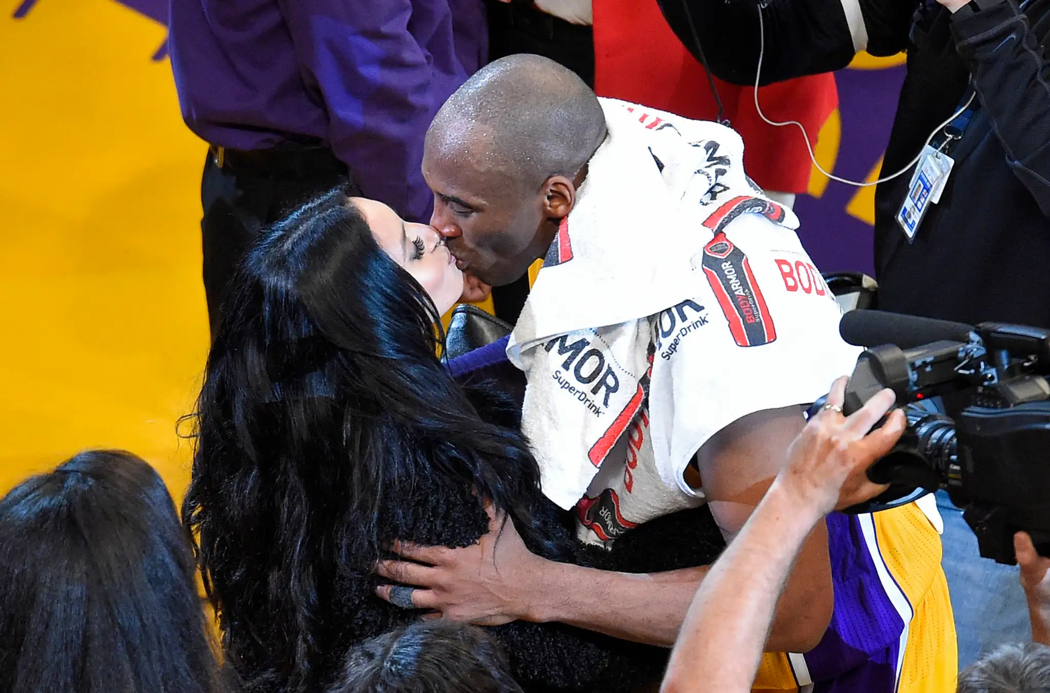 Kobe Bryant bozkáva svoju manželku Vanessu po poslednom zápase kariéry.