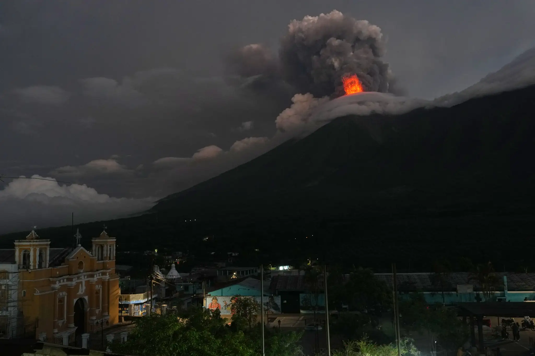 Výbuch guatemalskej sopky Fuego si vyžiadal evakuáciu.