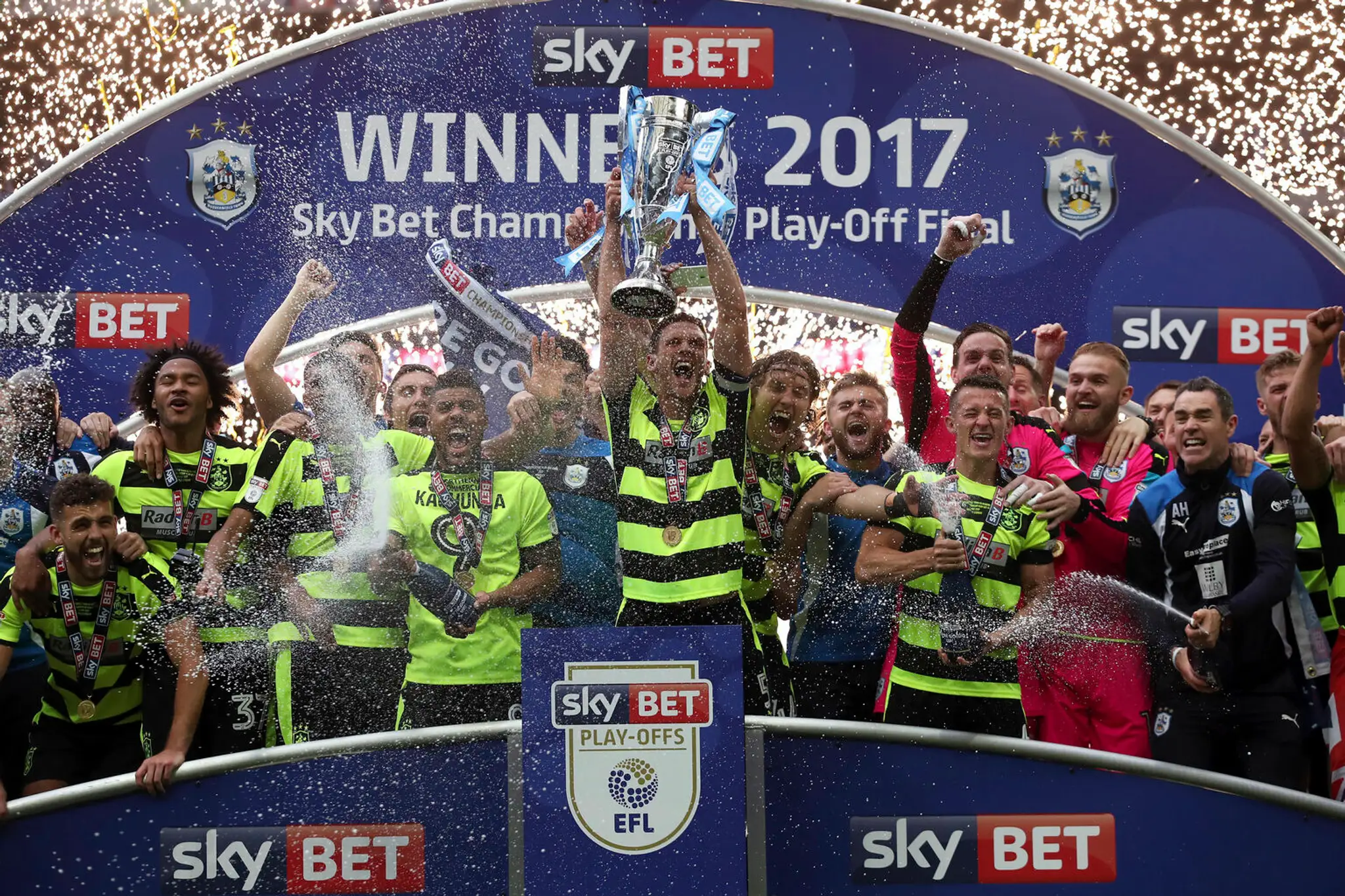 Hráči Huddersfieldu sa radujú z postupu do Premier League.