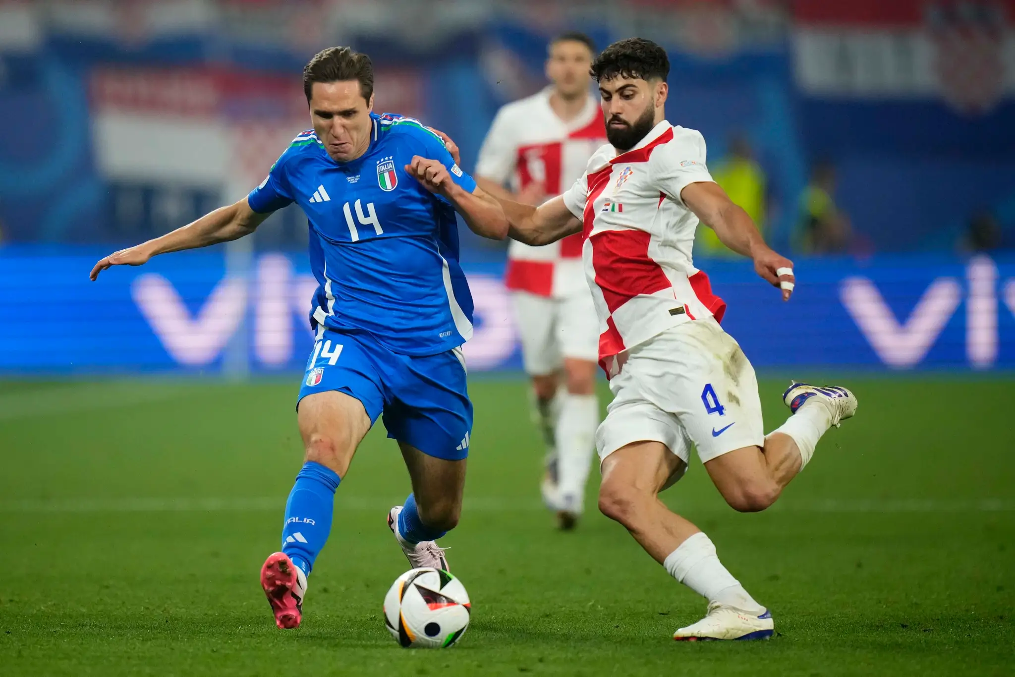 Zľava Talian Federico Chiesa a Chorvát Joško Gvardiol v dueli na ME 2024.