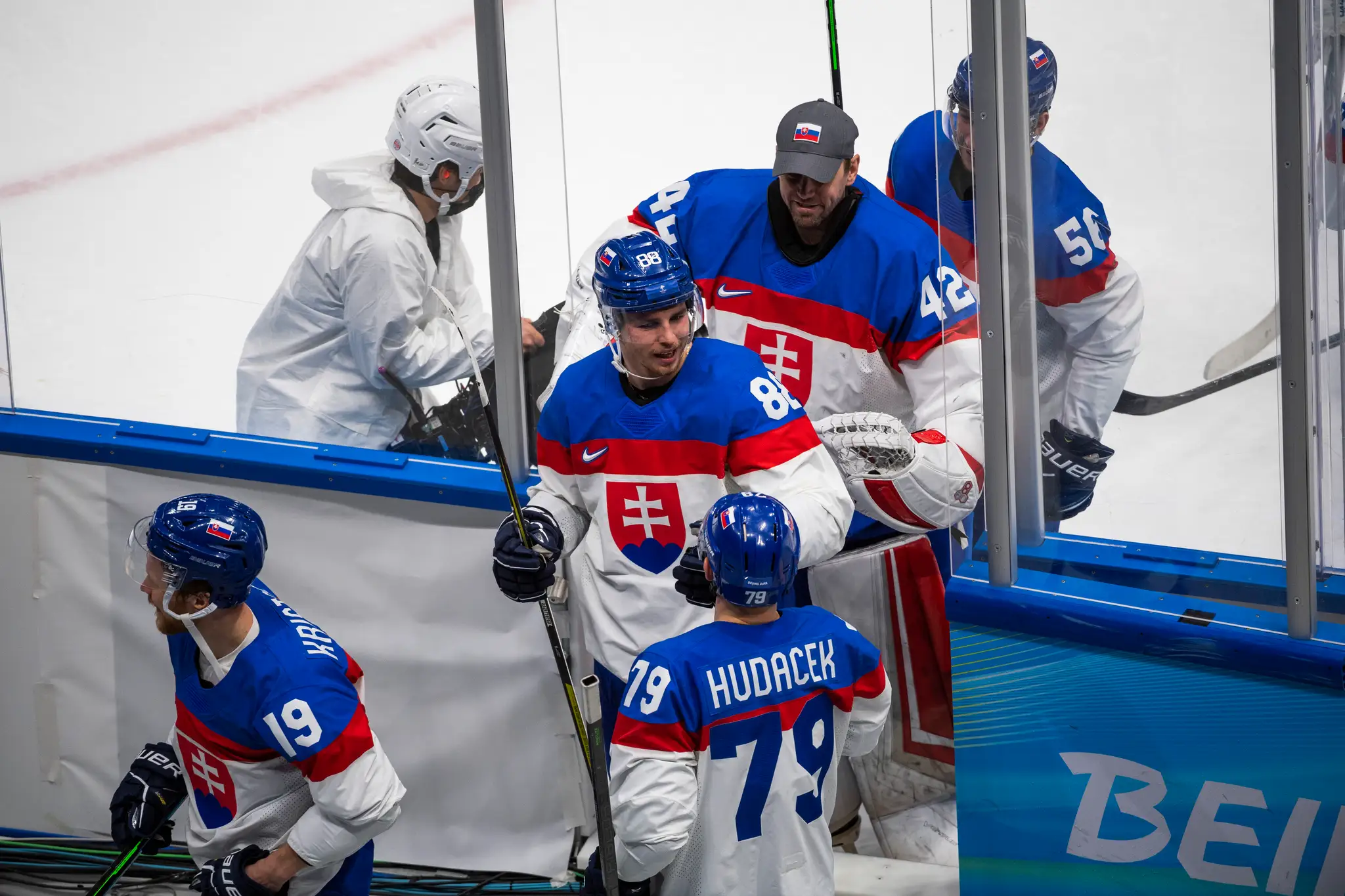 Hráči Slovenska sa tešia z postupu do semifinále ZOH 2022.