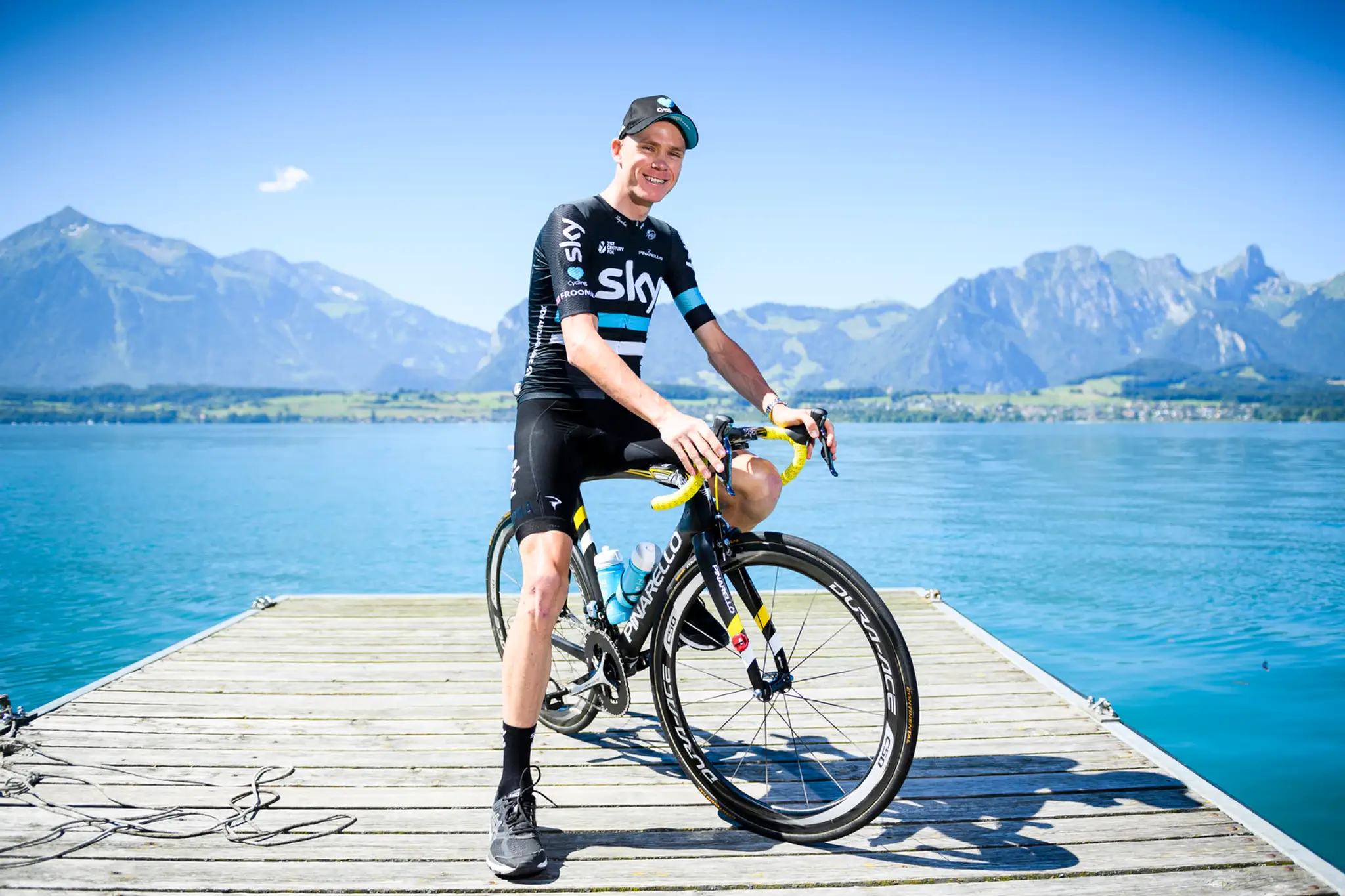 Chris Froome pózuje fotografom pod Švajčiarskymi Alpami