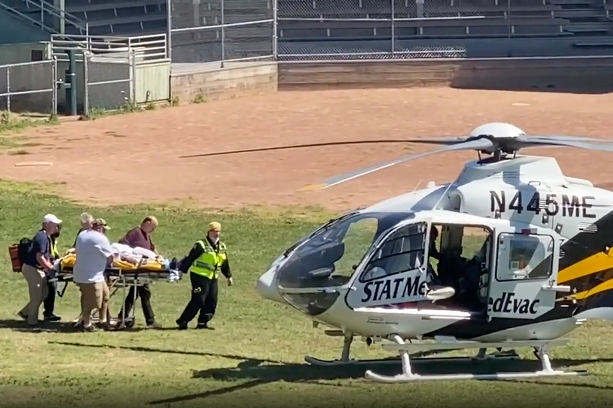 Salmana Rushdieho odvážajú na nosidlách do helikoptéry