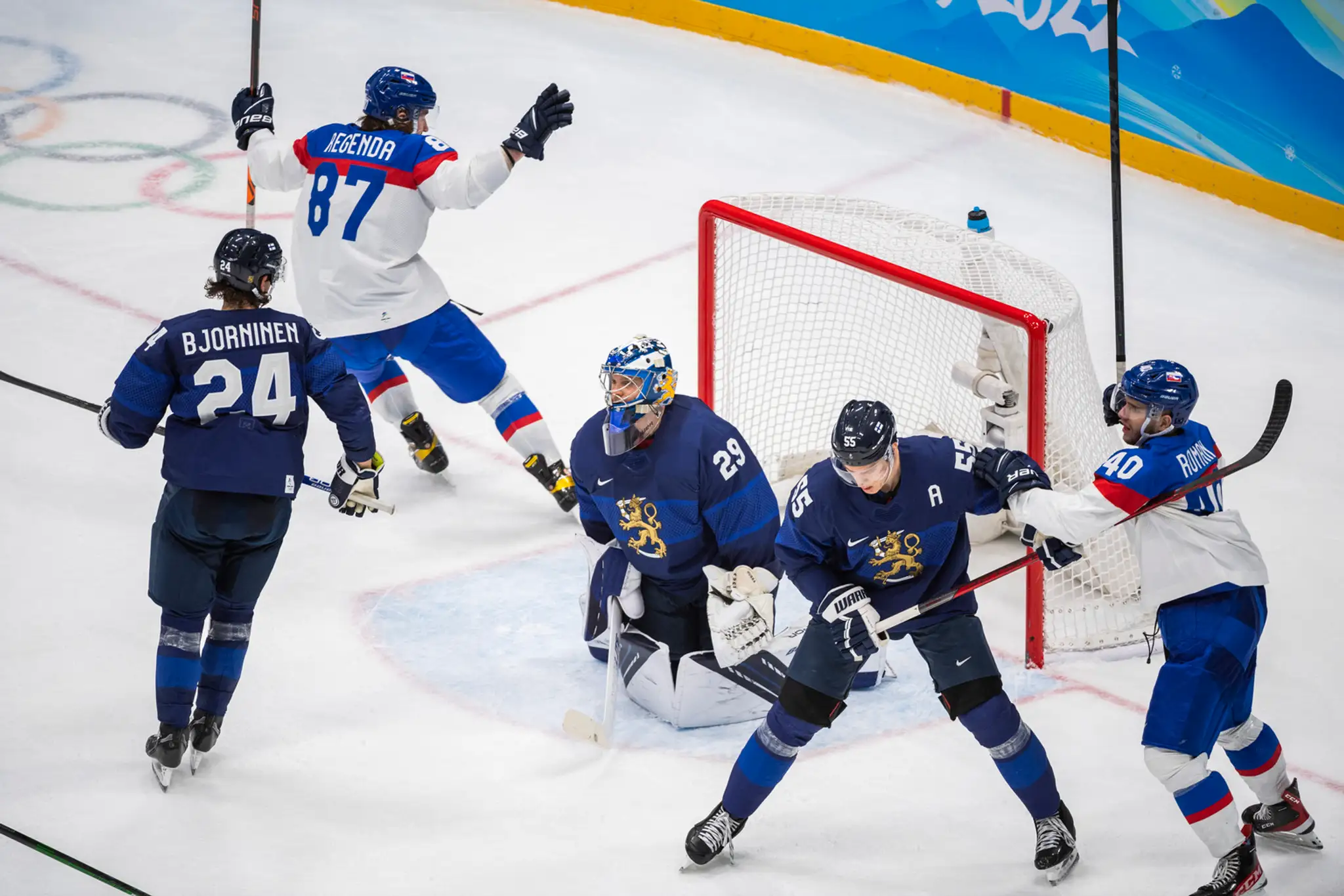 Zľava Pavol Regenda a Miloš Roman oslavujú gól Slovenska na ZOH 2022 proti Fínsku.
