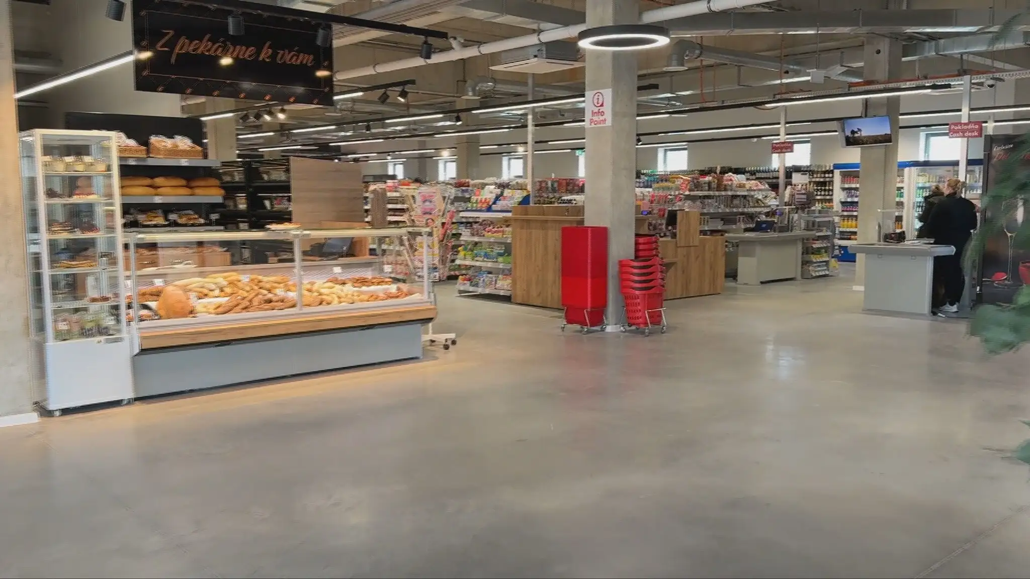 Supermarket pri diaľnici