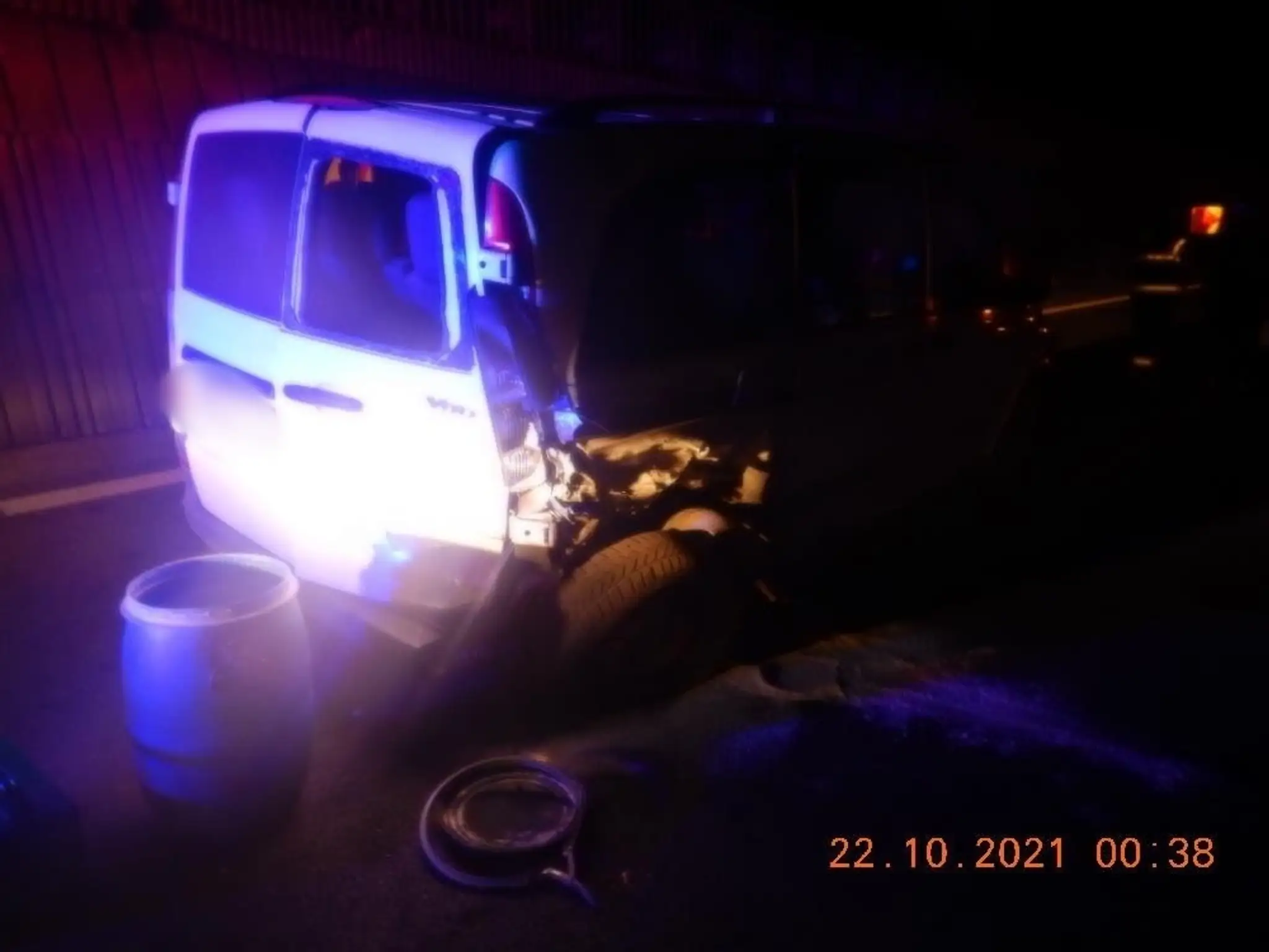 Zničené auto na R1 sa po kolízii so zverou.