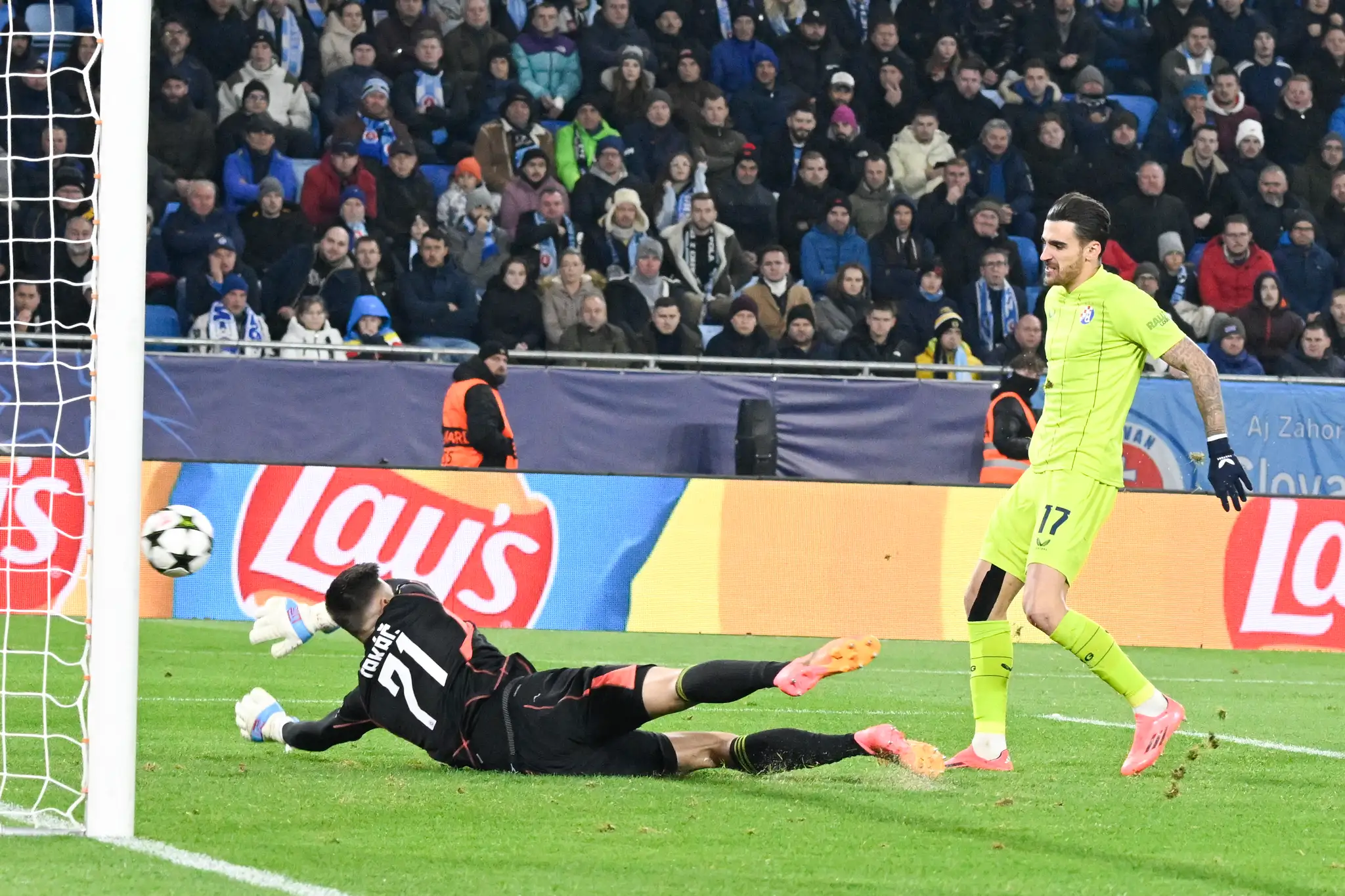 Na snímke vpravo Sandro Kulenovič (Dinamo) strieľa tretí gól brankárovi Dominikovi Takáčovi (Slovan).
