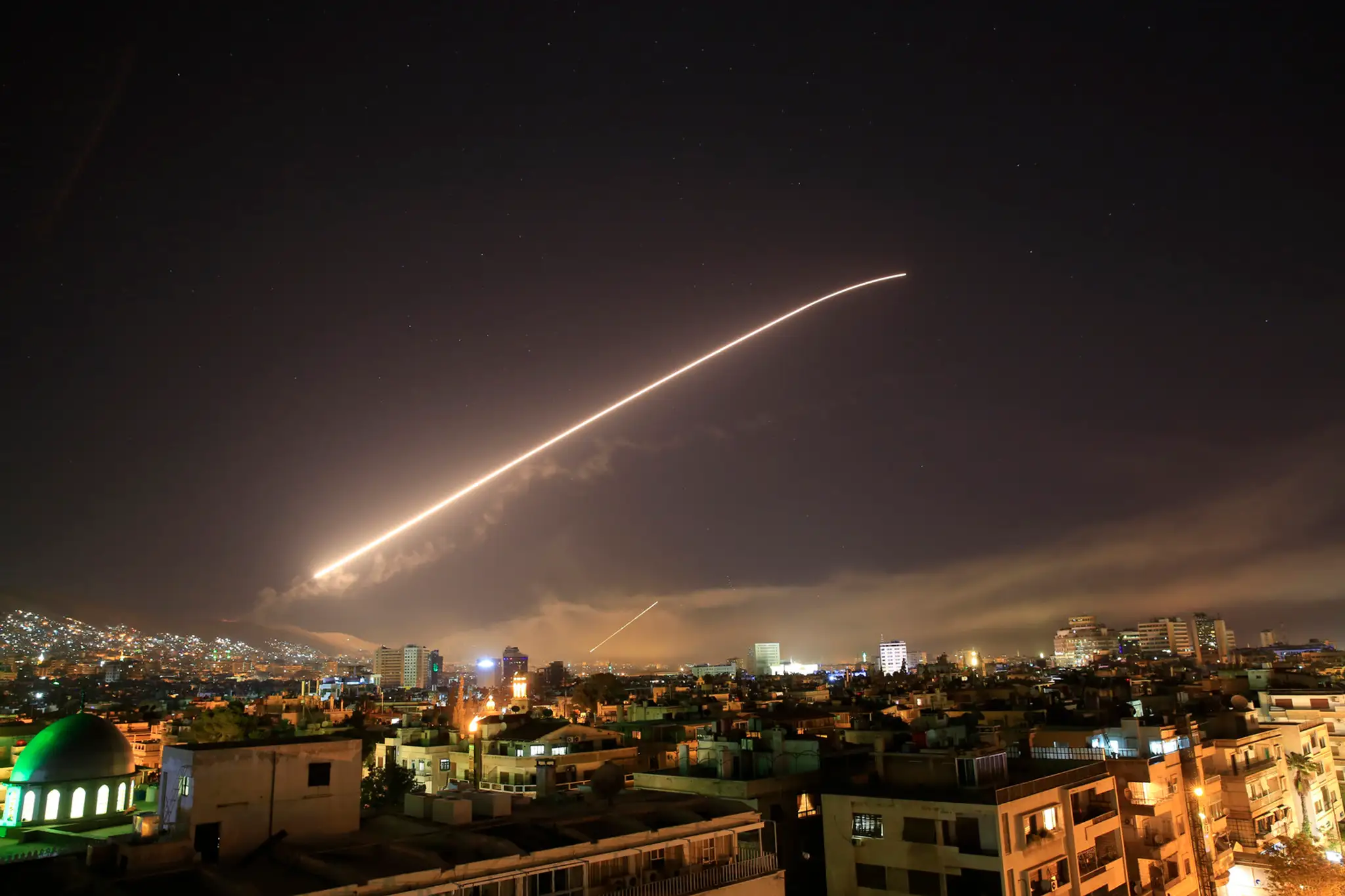 Oblohu nad Damaskom ožiarili americké rakety.
