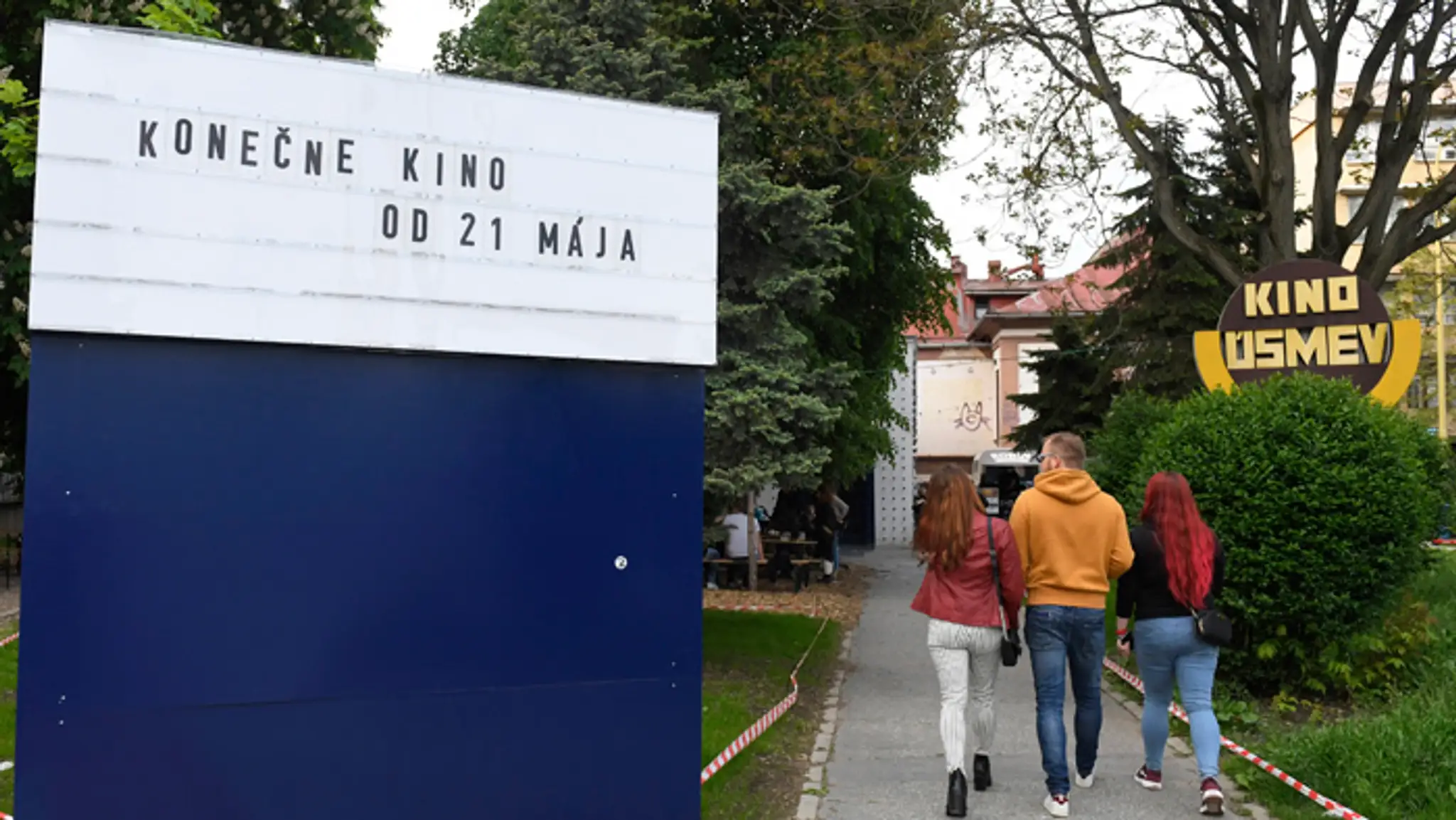 Ľudia pred kinom Úsmev v Košiciach počas prvého premietania po uvoľnení protipandemických opatrení.