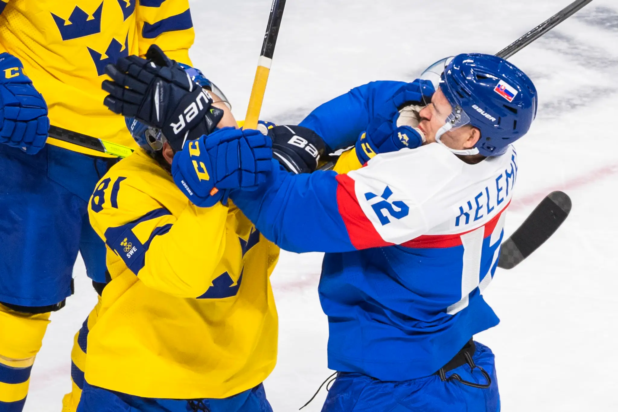 Zľava Švéd Theodor Lennström a Miloš Kelemen v zápase na ZOH 2022.