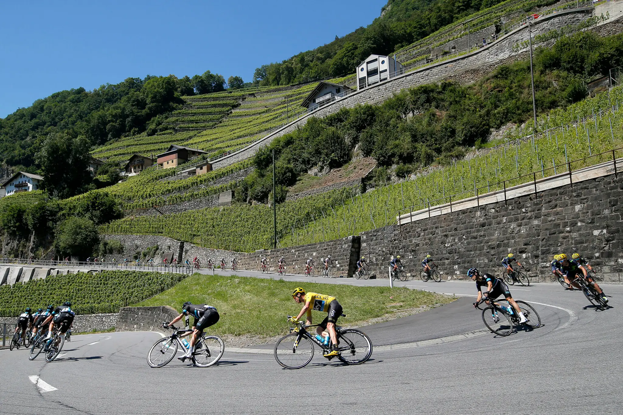 Pretekári prechádzajú cez prudkú zákrutu počas 17. etapy TdF