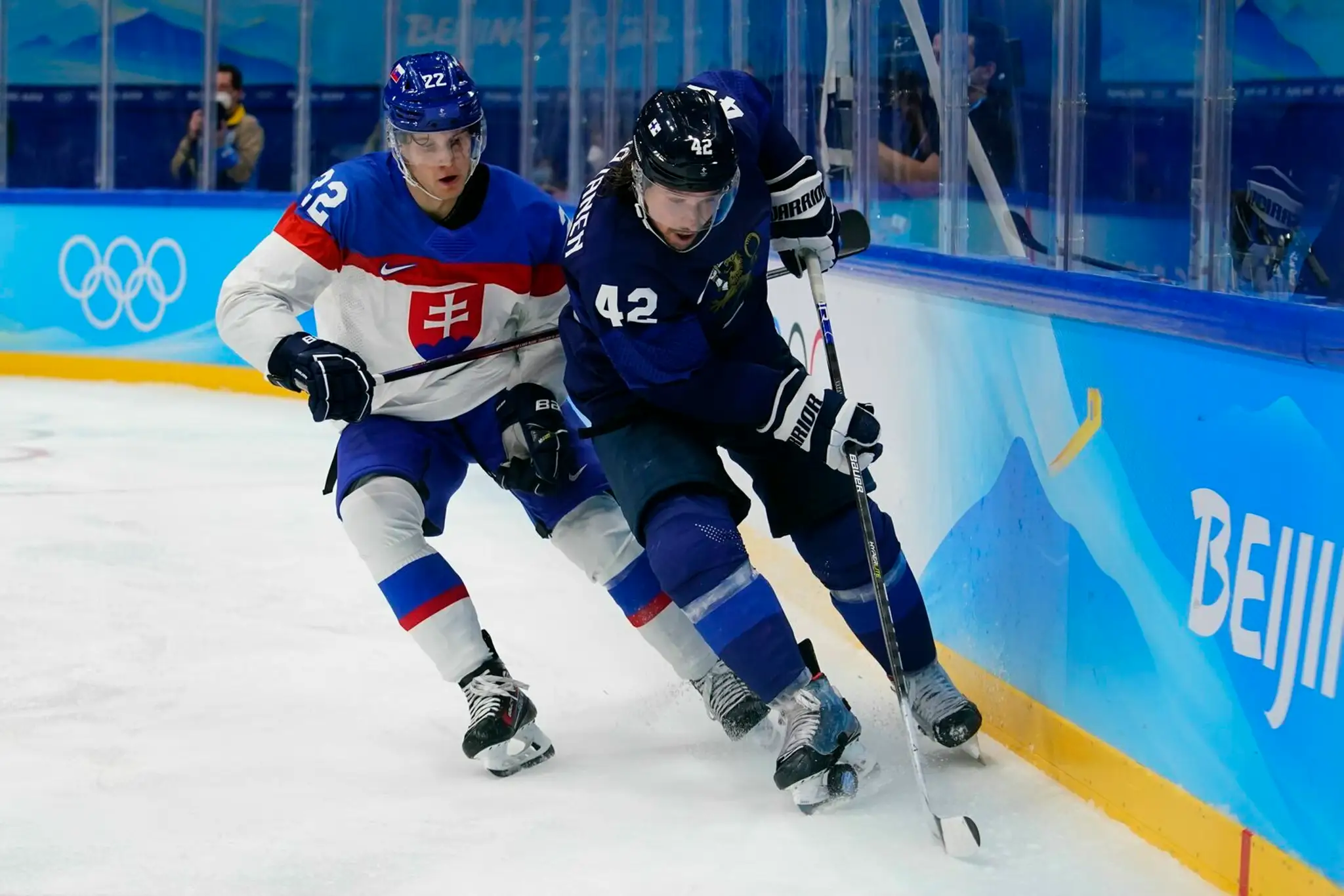 Sprava Fín Sami Vatanen a Samuel Kňažko v zápase na ZOH 2022.