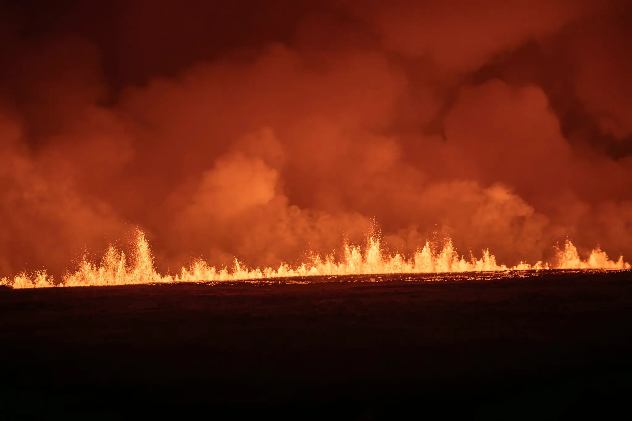 Na snímke z videa islandskej pobrežnej stráže láva tečie z kopca neďaleko obce Grindavík na islandskom polostrove Reykjanes