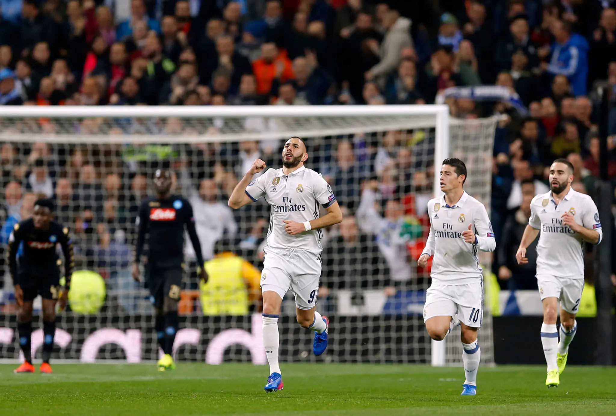 Karim Benzema (v strede) z Realu oslavuje svoj gól v osemfinále LM proti Neapolu.