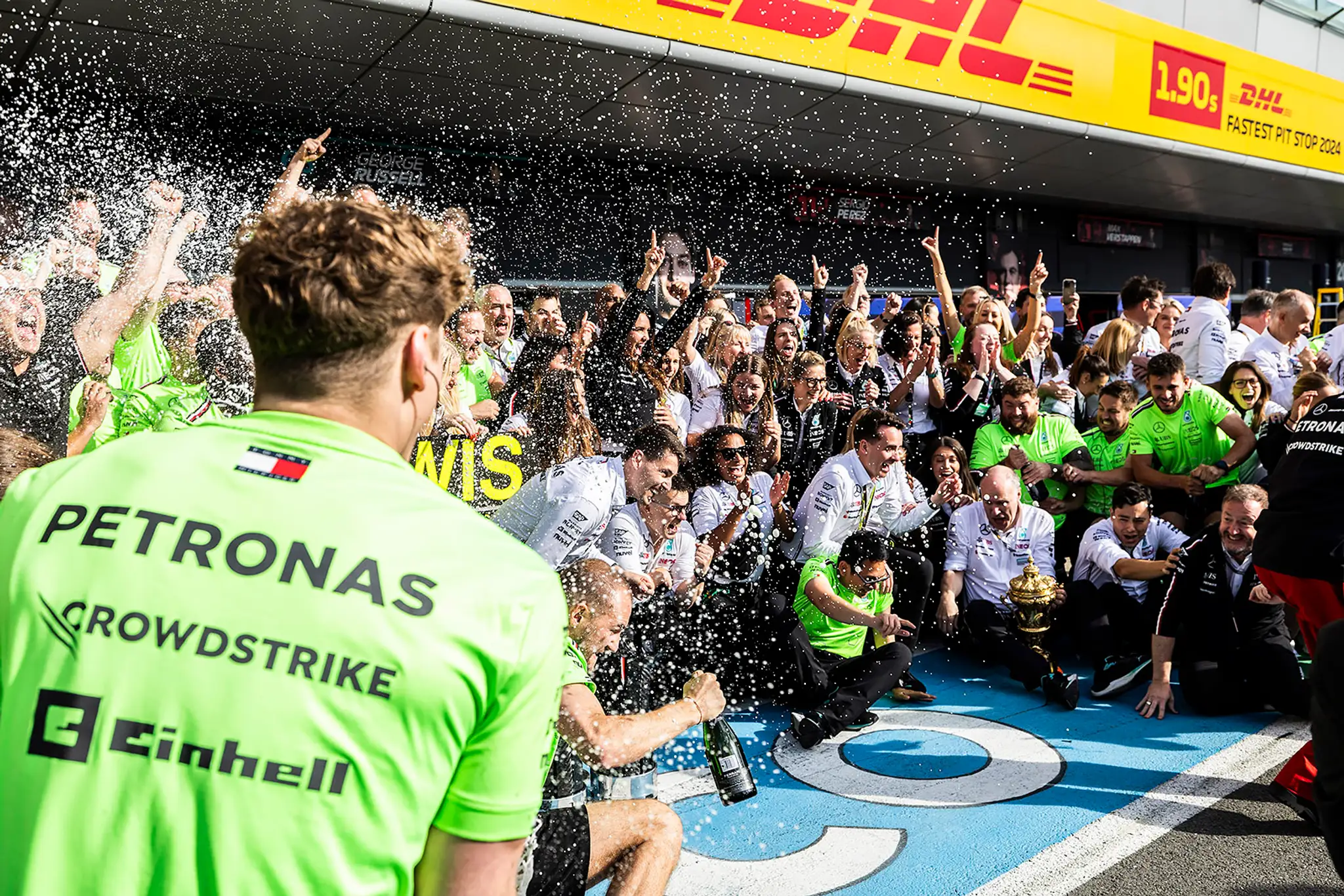 Lewis Hamilton a Mercedes oslavovali veľký triumf.
