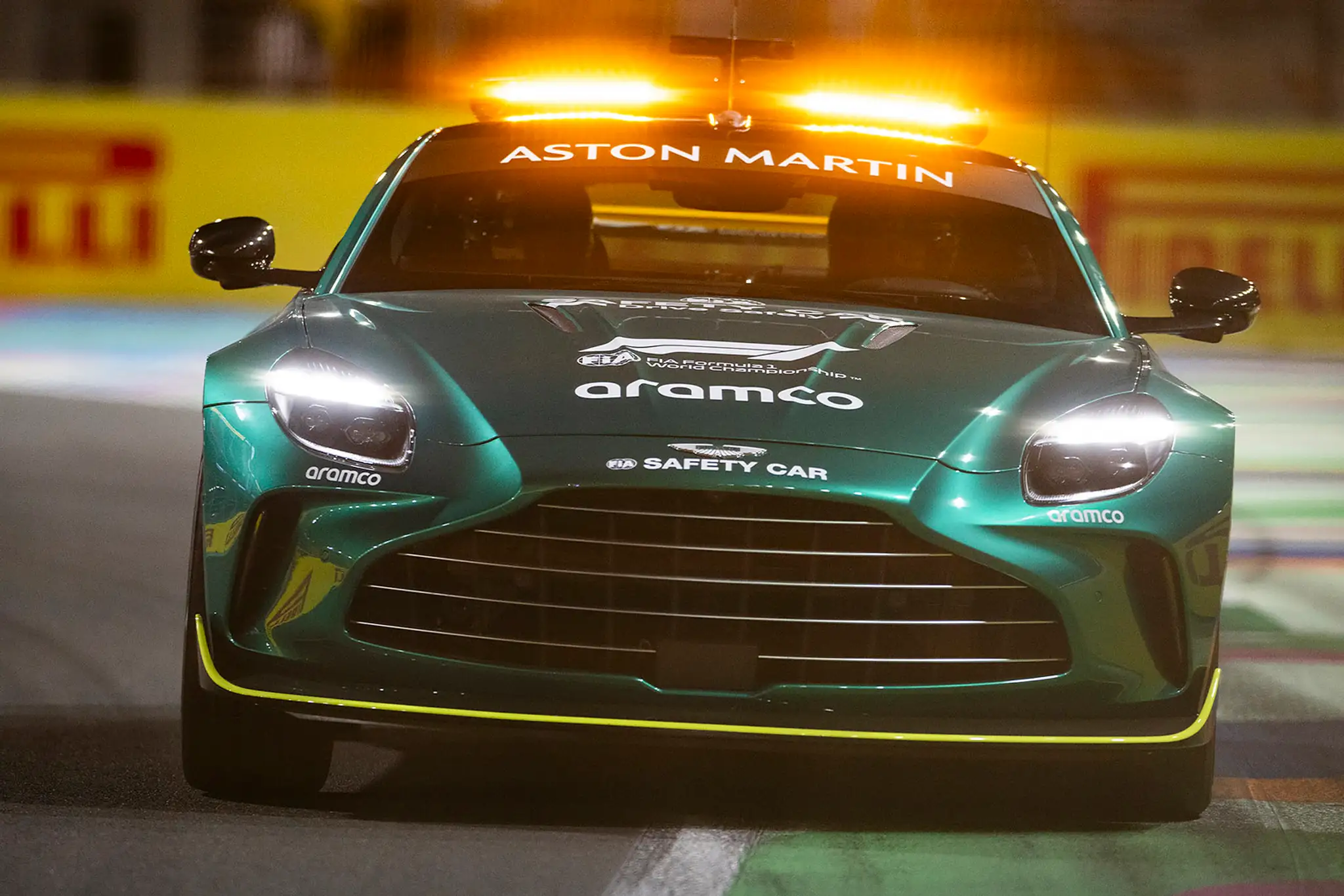 Na trati sa objavilo aj safety car.