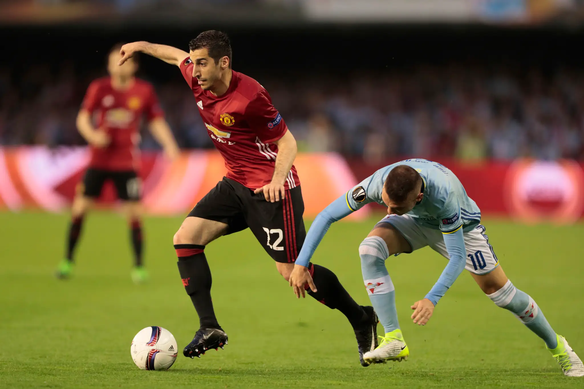 Henrika Mchitarjana (vľavo) z ManUtd atakuje v semifinále EL Iago Aspas zo Celty Vigo.