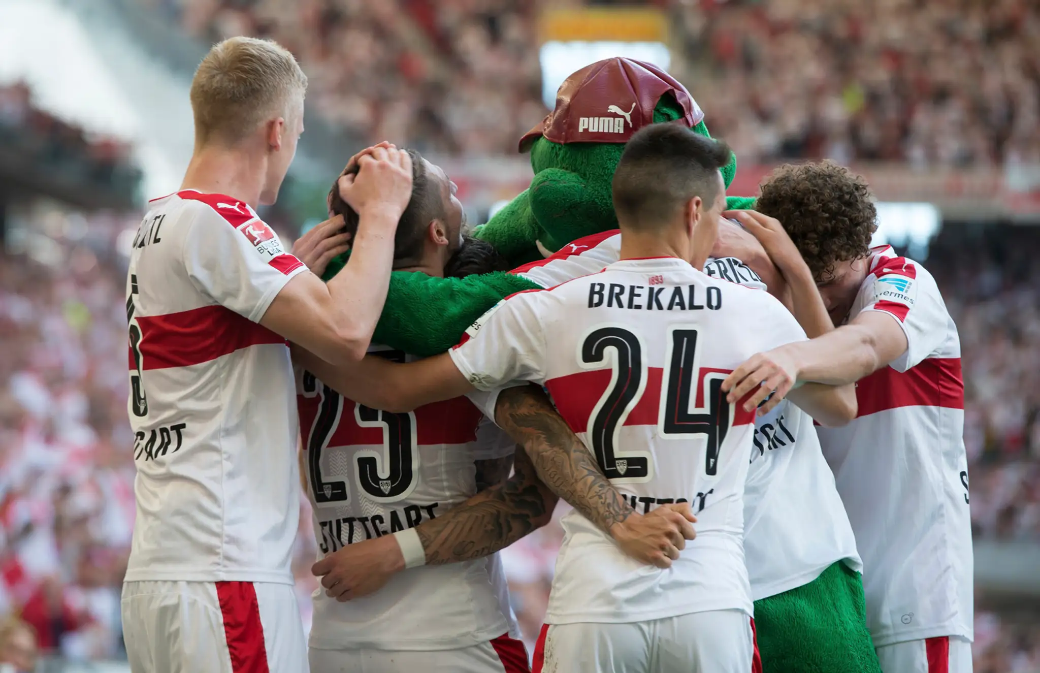 Radosť hráčov Stuttgartu z postupu do Bundesligy.