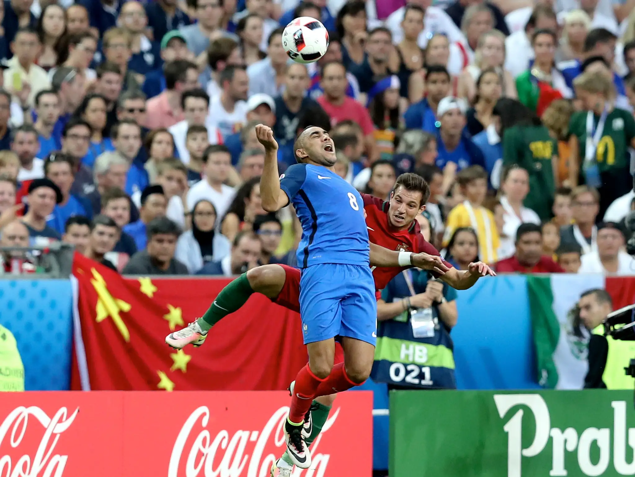 Francúz Dimitri Payet s bolestivou grimasou v súboji s Portugalčanom Cedricom vo finále ME.