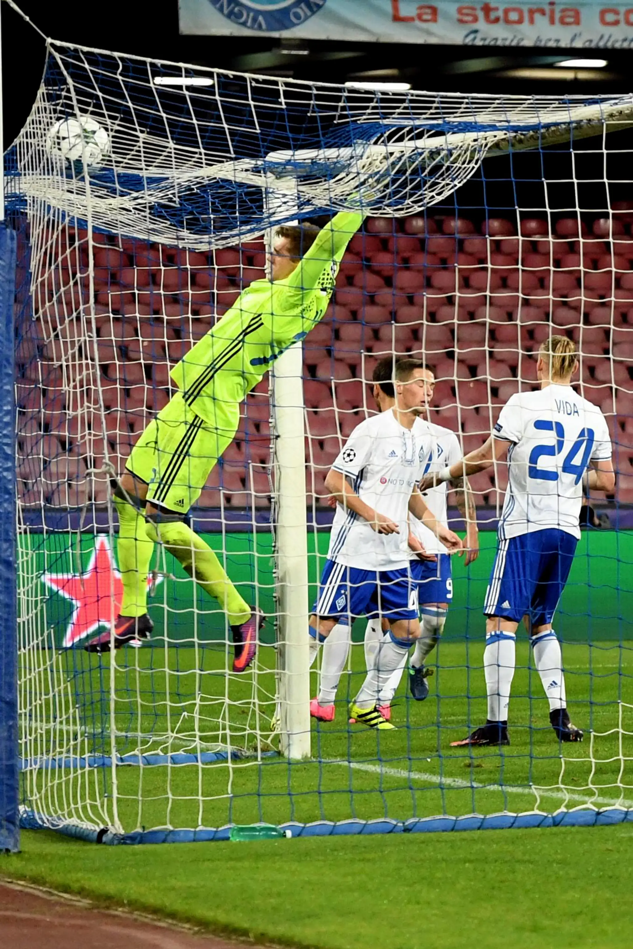 Gólman Dynama Kyjev Artur Rudko kontroluje loptu v dueli LM na pôde SSC Neapol.
