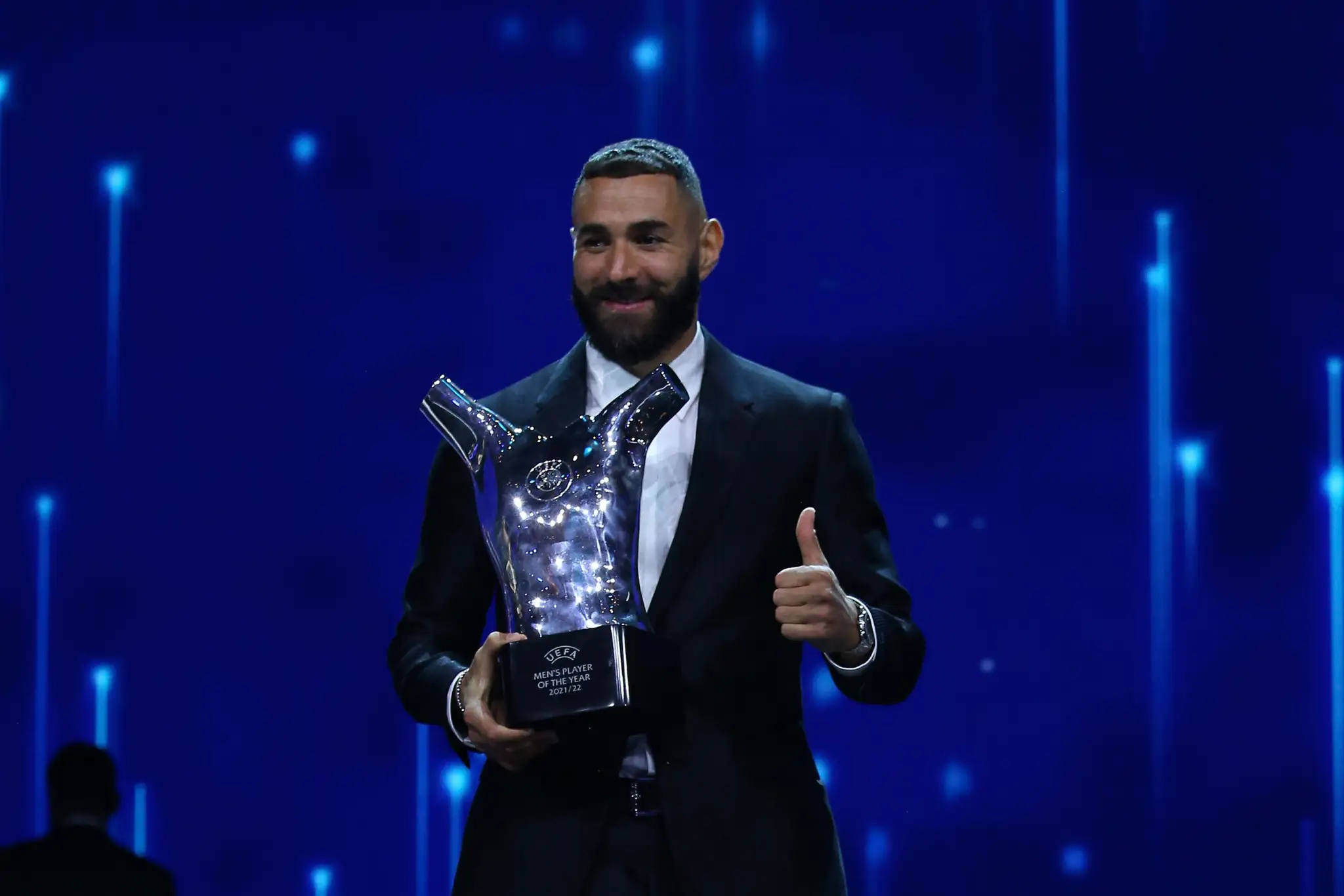 Karim Benzema s trofejou.