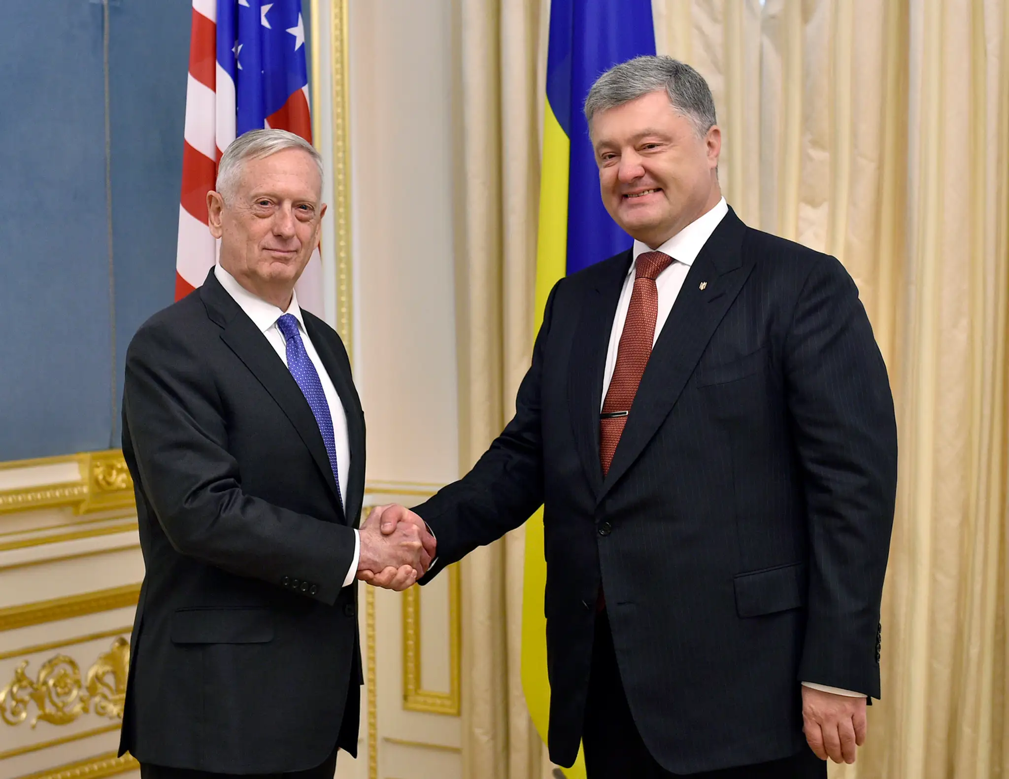 Petro Poroshenko a americký minister obraby James Mattis.