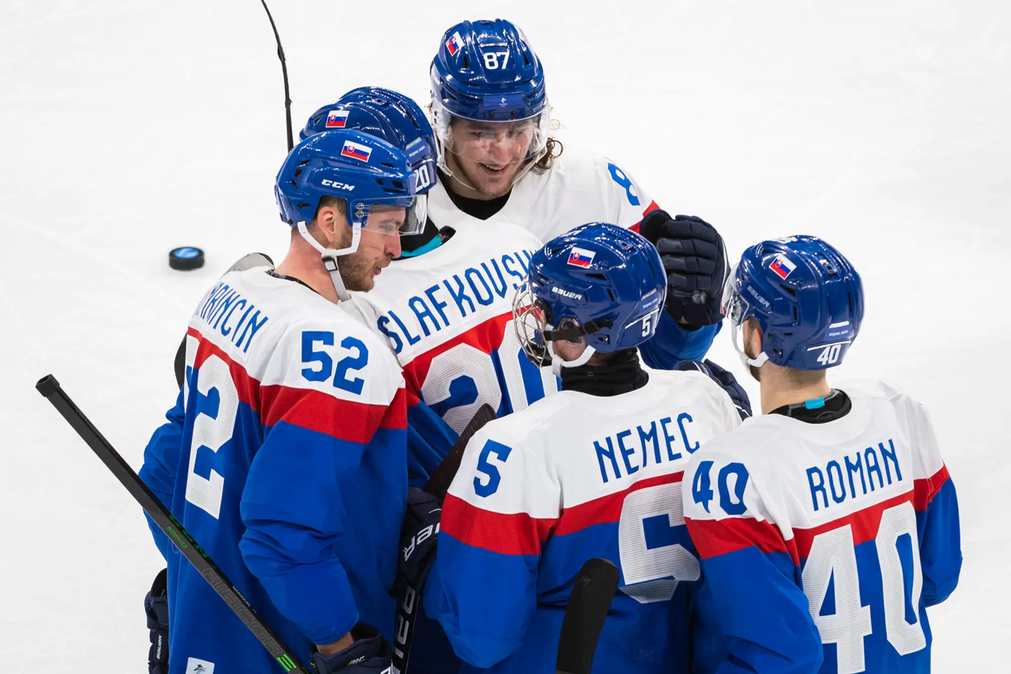 Hokejisti Slovenska sa tešia z gólu v zápase ZOH 2022 proti Švédsku.