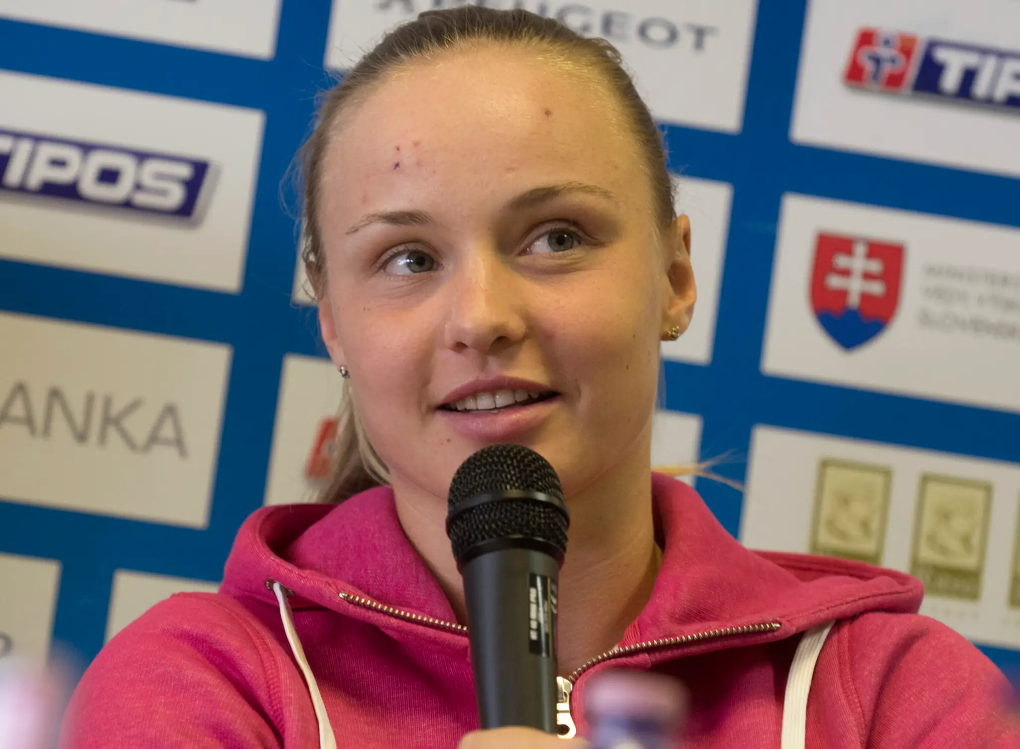 Rebecca Šramková na tlačovej konferencii po Fed Cupe proti Taliansku.