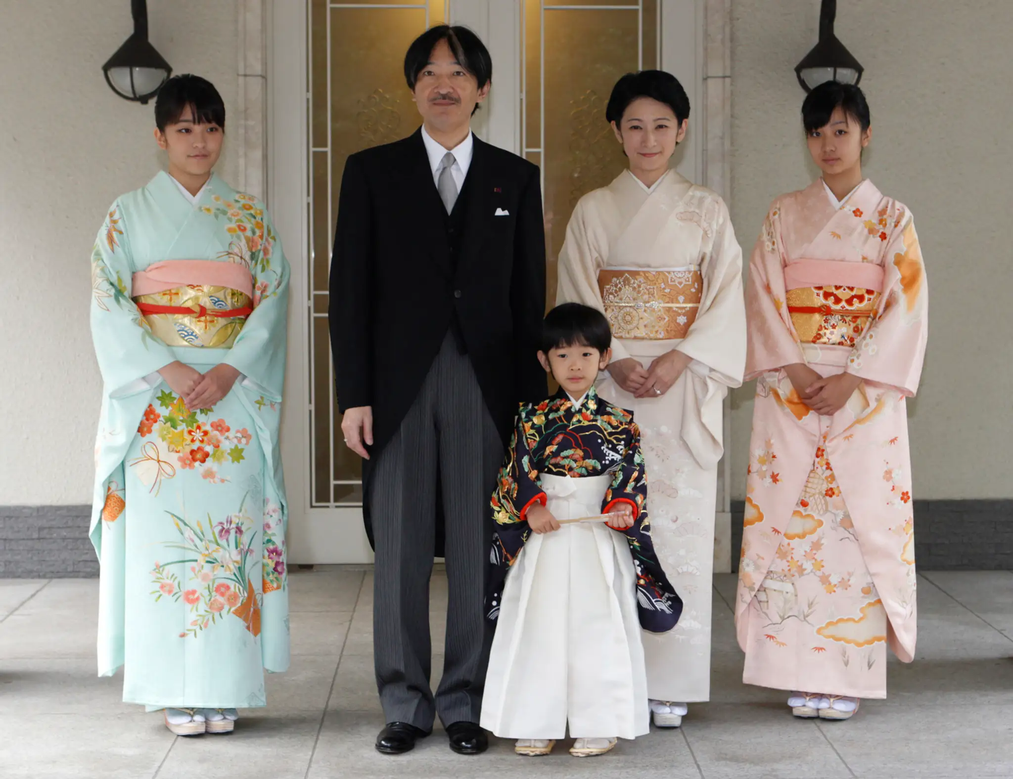 Zľava: princezná Mako, otec Akishino, mama Kiko, princ Hisahito a princezná Kako