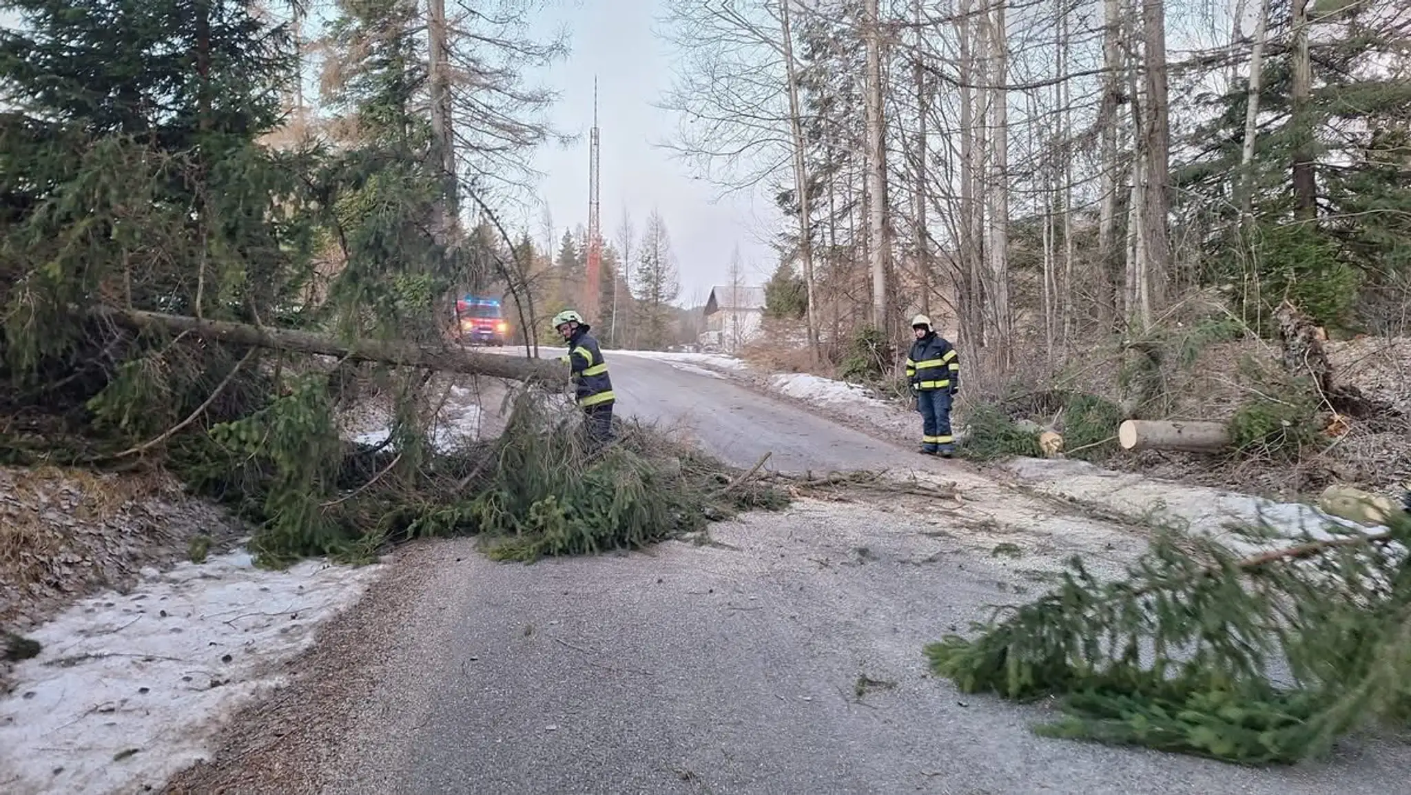 Odstraňovanie následkov silného vetra pri Liptovskej Tepličke.