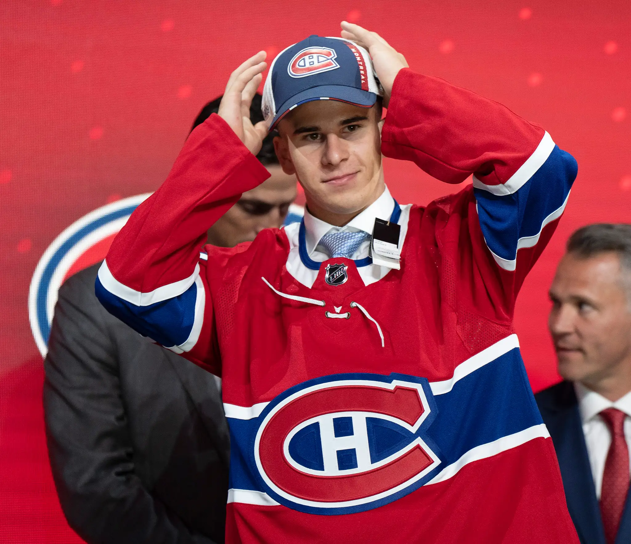 Filip Mešár pózuje s dresom Montrealu na drafte NHL 2022.