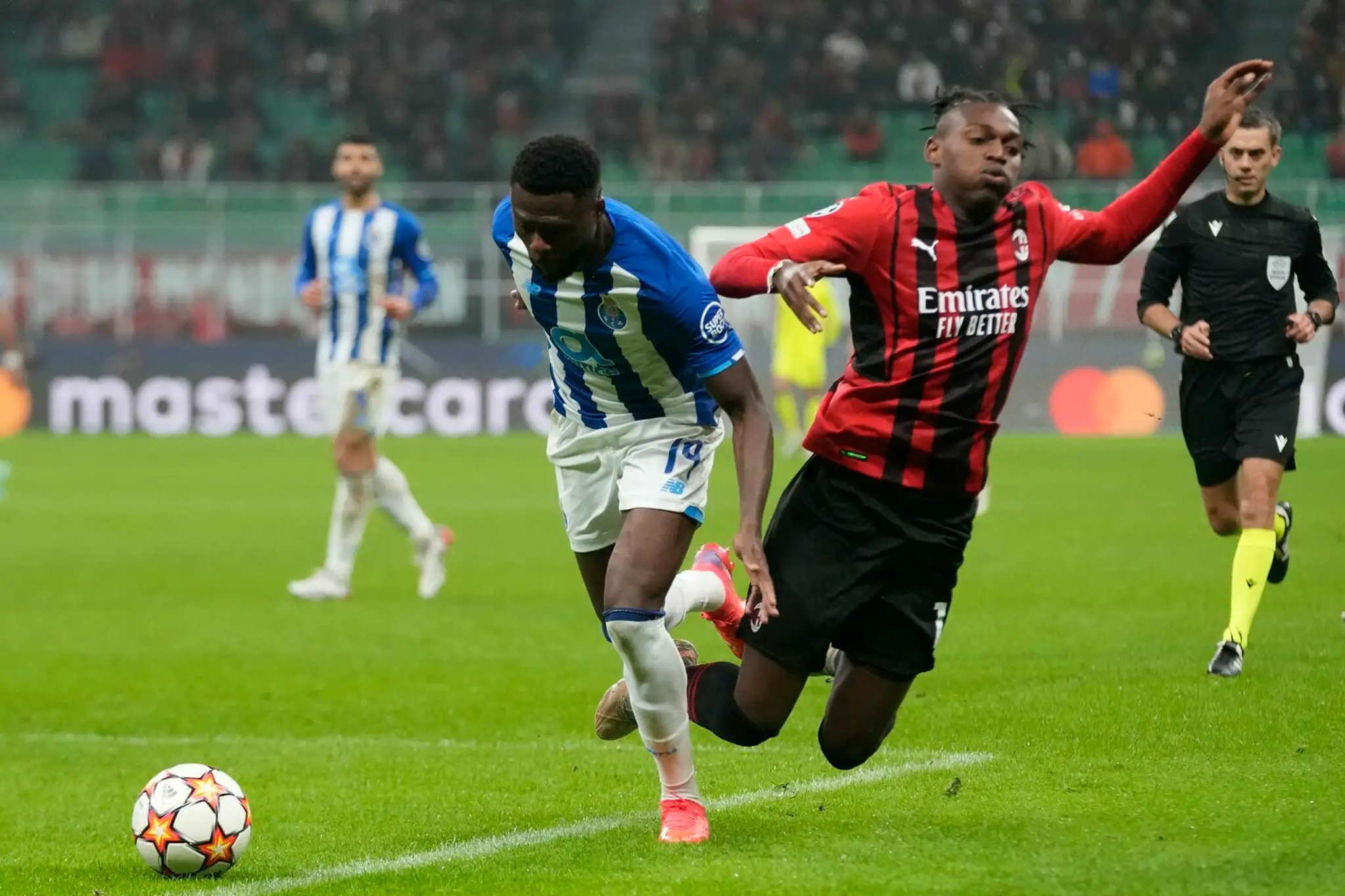 Súboj o loptu v zápase LM - sprava Rafael Leao z AC Miláno a Chancel Mbemba z FC Porto.