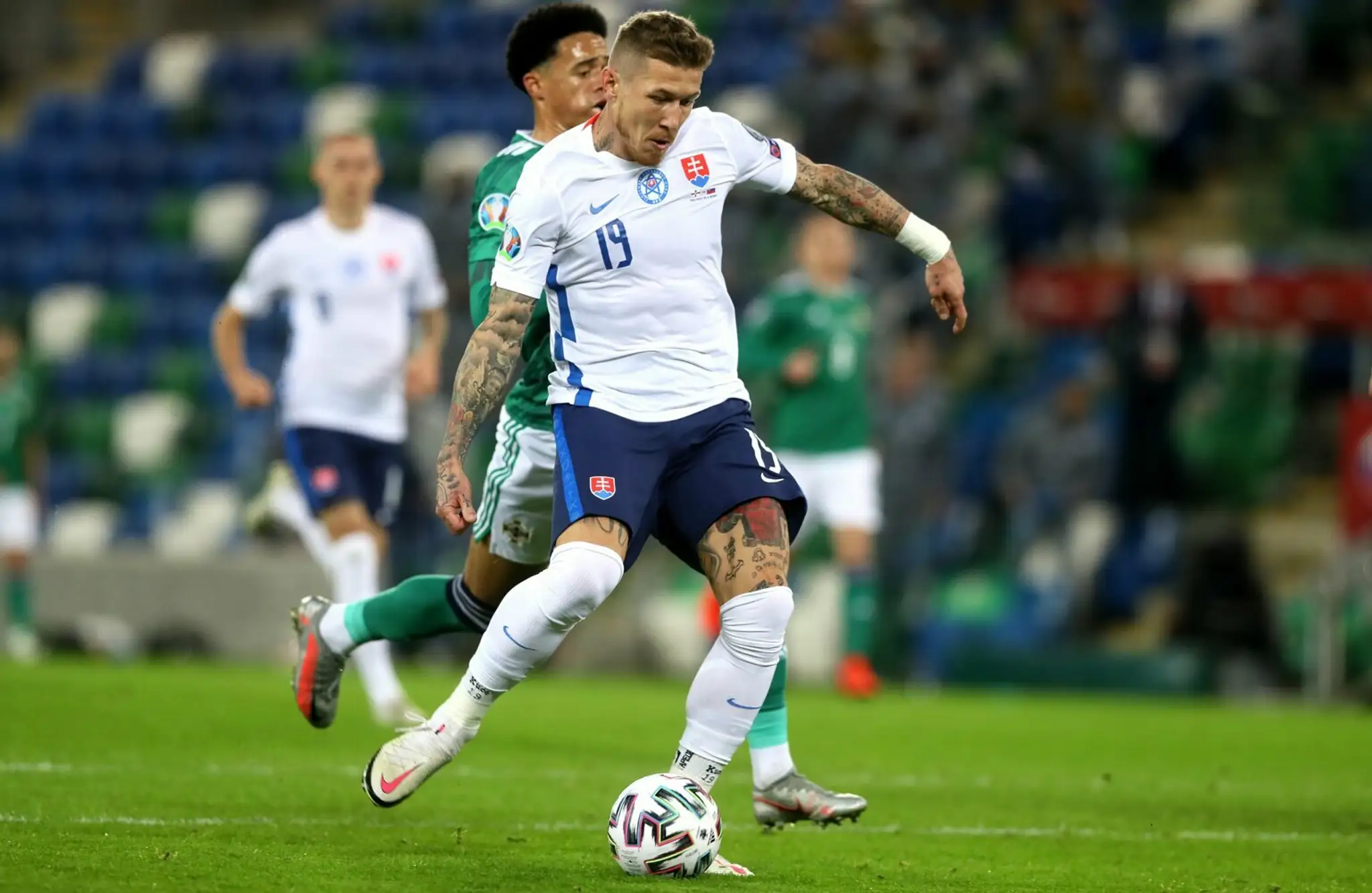 Tréner reprezentácie Štefan Tarkovič sa teší po strelení gólu zápasu vo finále play off EURO 2020 v Severnom Írsku.