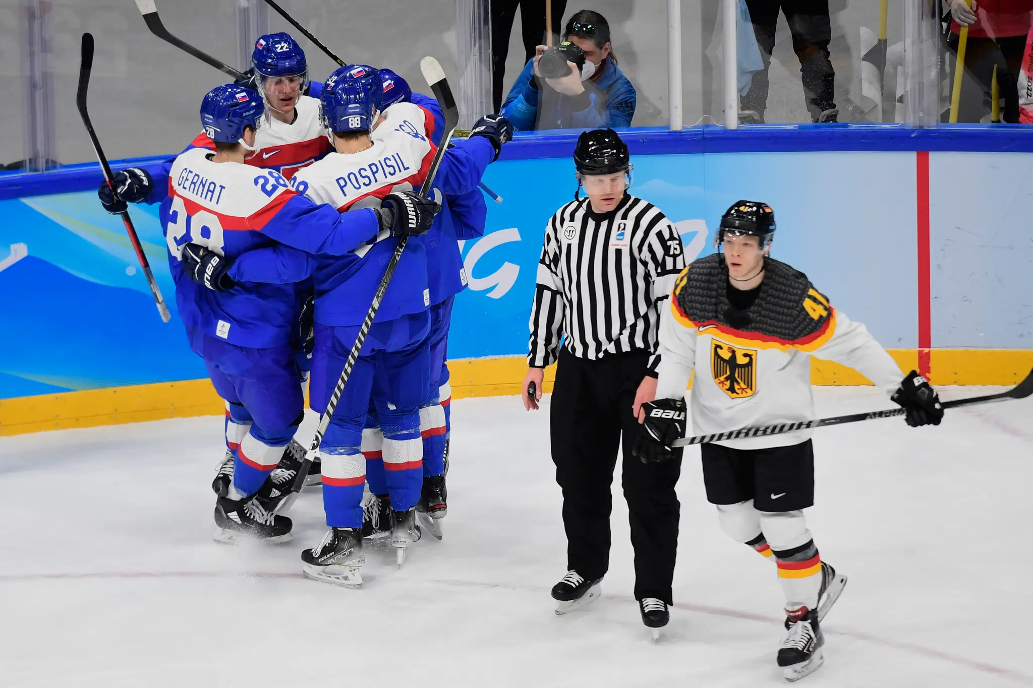 Slovenskí hokejisti sa tešia z gólu v kvalifikácii o štvrťfinále na ZOH 2022 s Nemeckom.