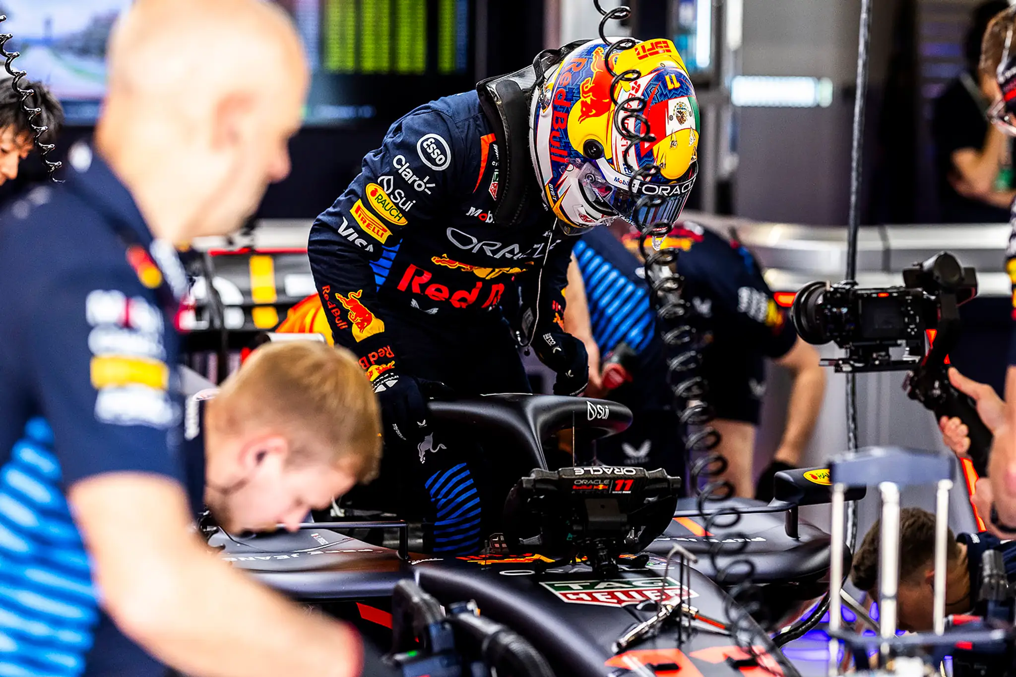 Sergio Peréz nastupuje do svojho monopostu.