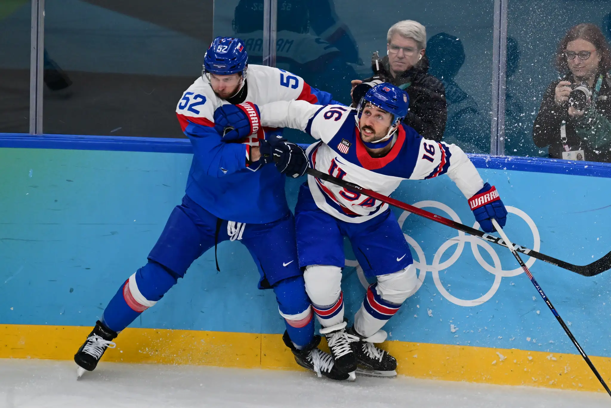 Na snímke zľava Martin Marinčin (Slovensko) a Vincent Trocheck (USA) bojujú o puk
