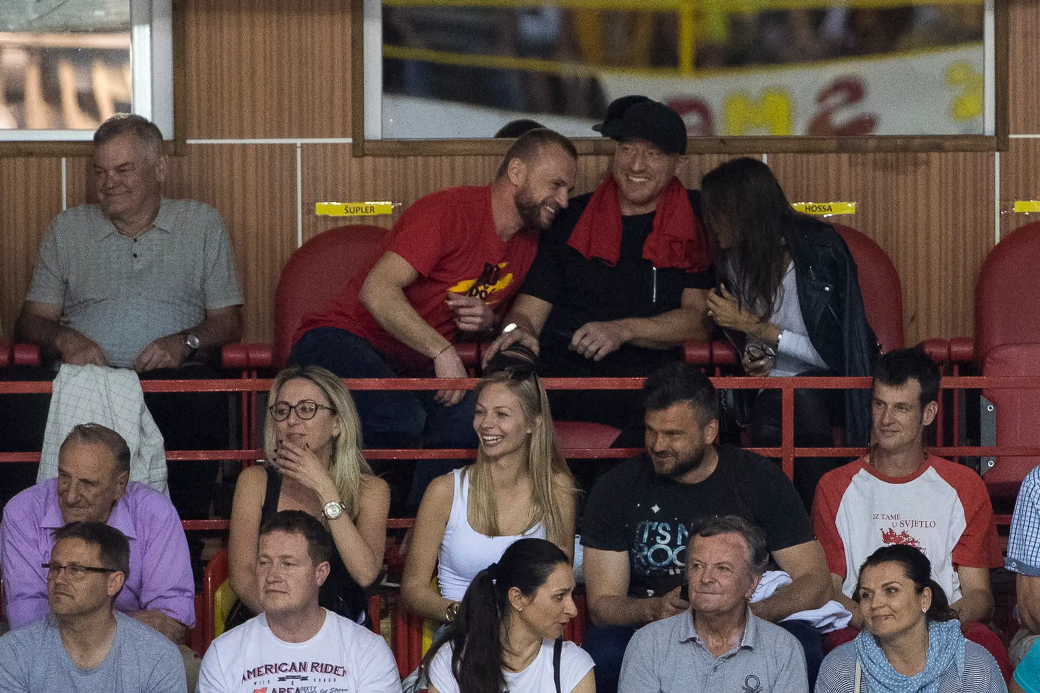 Na snímke zľava Vladimír Vůjtek, hokejisti Marián Gáborík a Marián Hossa počas siedmeho zápasu finále.