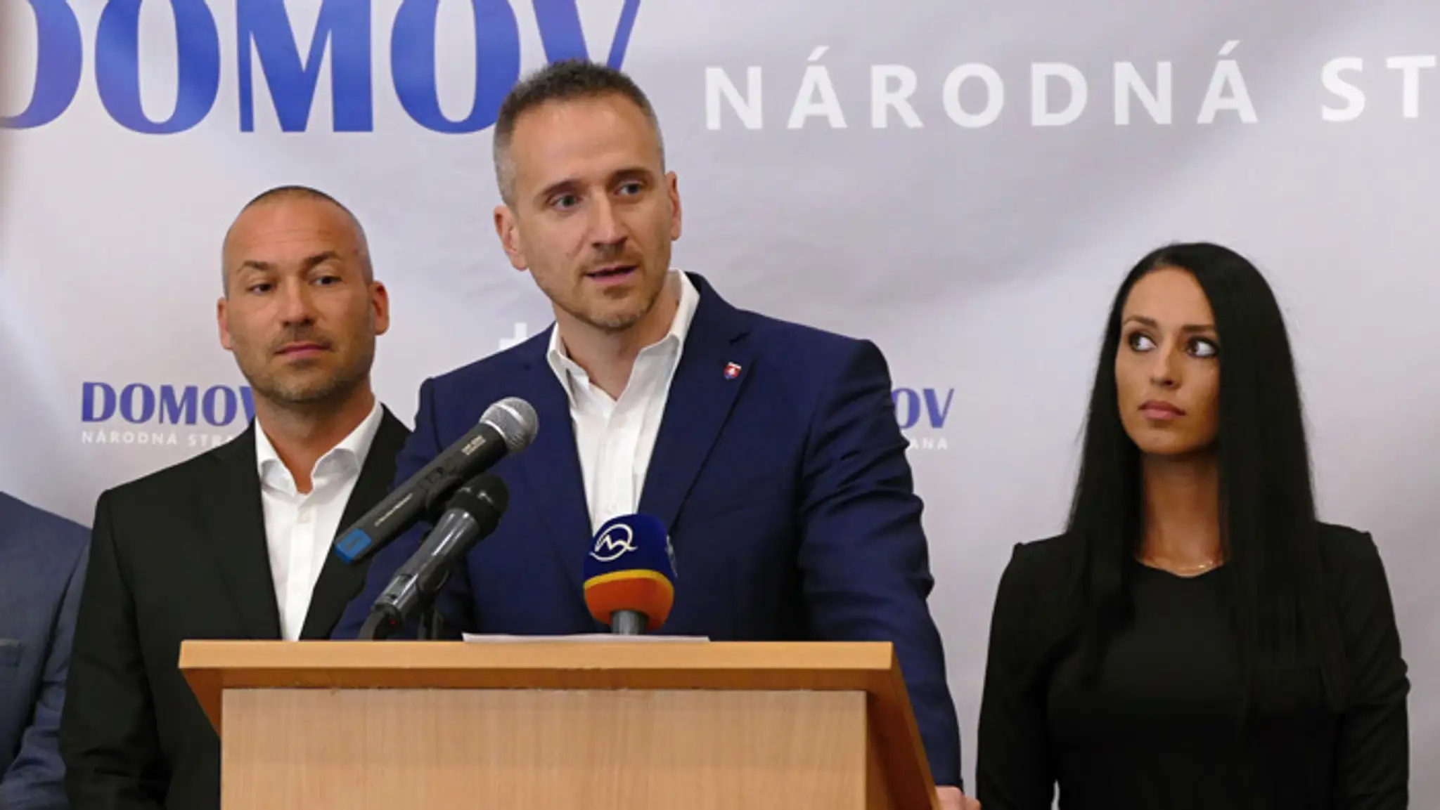 Členovia prípravného výboru novej strany Domov - národná strana: Pavol Slota (uprostred), Ján Havránek a Jana Jányová.