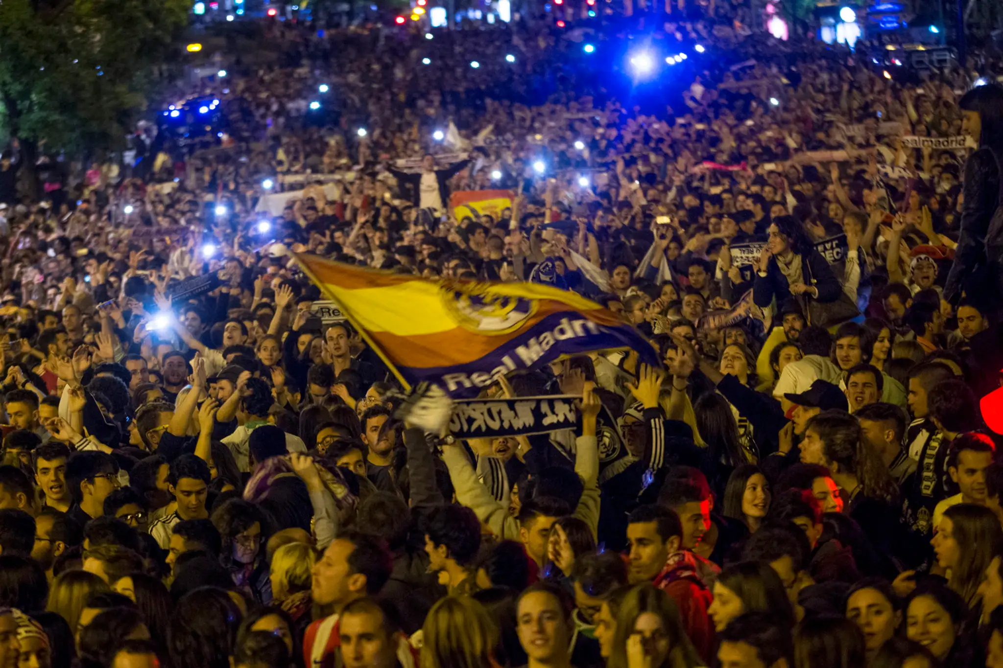 Real Madrid oslavuje víťazstvo Ligy majstrov na madridskom námestí Cibeles.