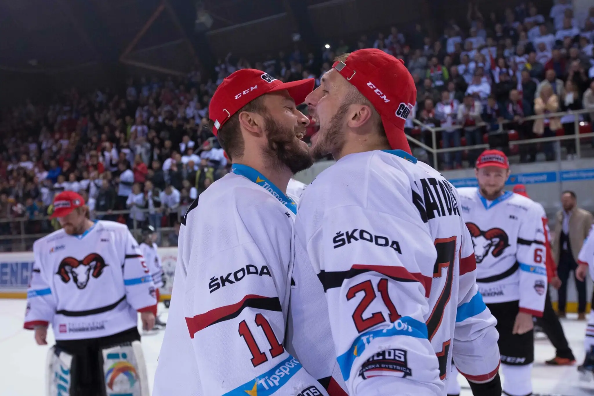 Na snímke hráči HC'05 iClinic Banská Bystrica oslavujú zisk historicky prvého majstrovského titulu