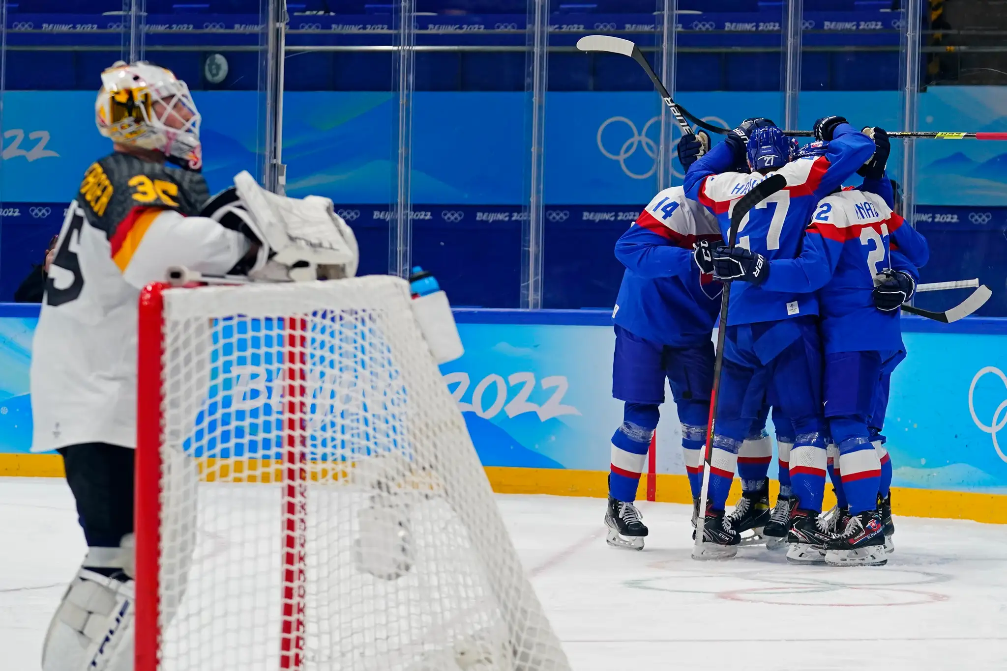 Radosť slovenských hokejistov v kvalifikácii o štvrťfinále ZOH 2022 proti Nemecku.