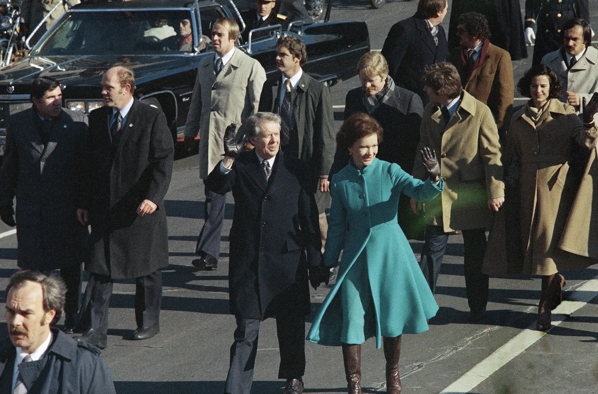- Jimmy Carter a prvá dáma Rosalynn Carterová kráčajú po Pennsylvania Avenue po tom, čo Carter zložil prísahu ako 39. prezident krajiny 20. januára 1977 vo Washingtone.