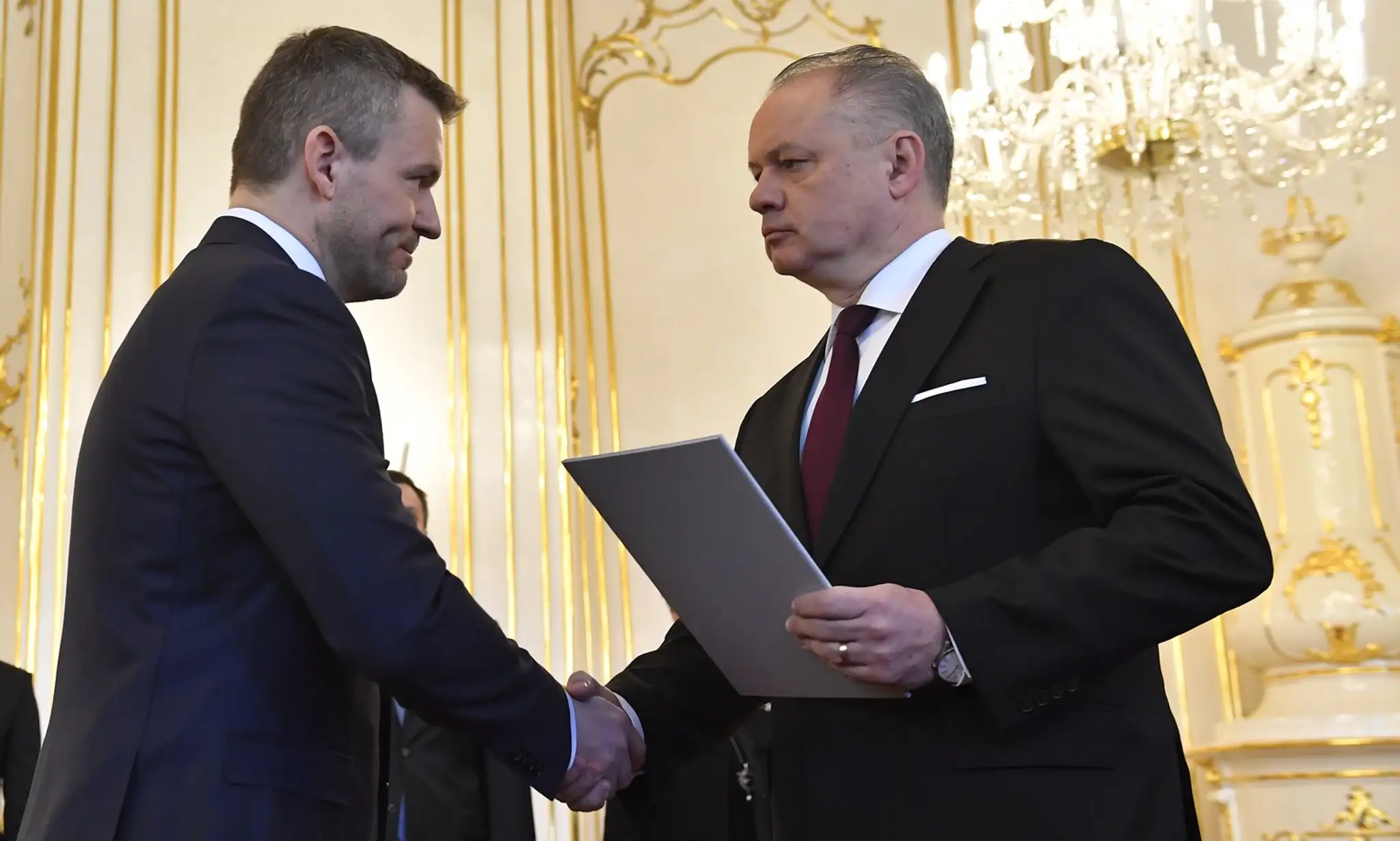 Na snímke vpravo prezident SR Andrej Kiska, vľavo novovymenovaný predseda vlády SR Peter Pellegrini