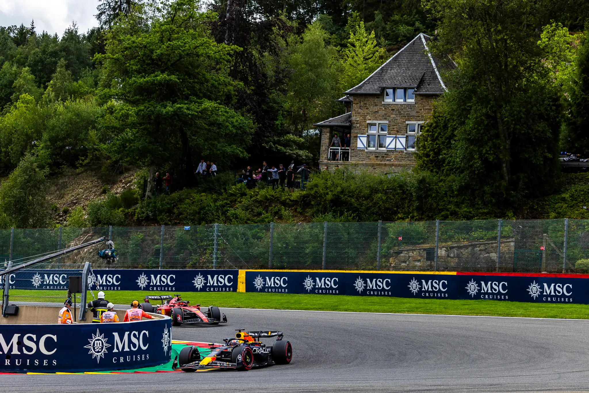 Max Verstappen bravúrne zvládol zákrutu.