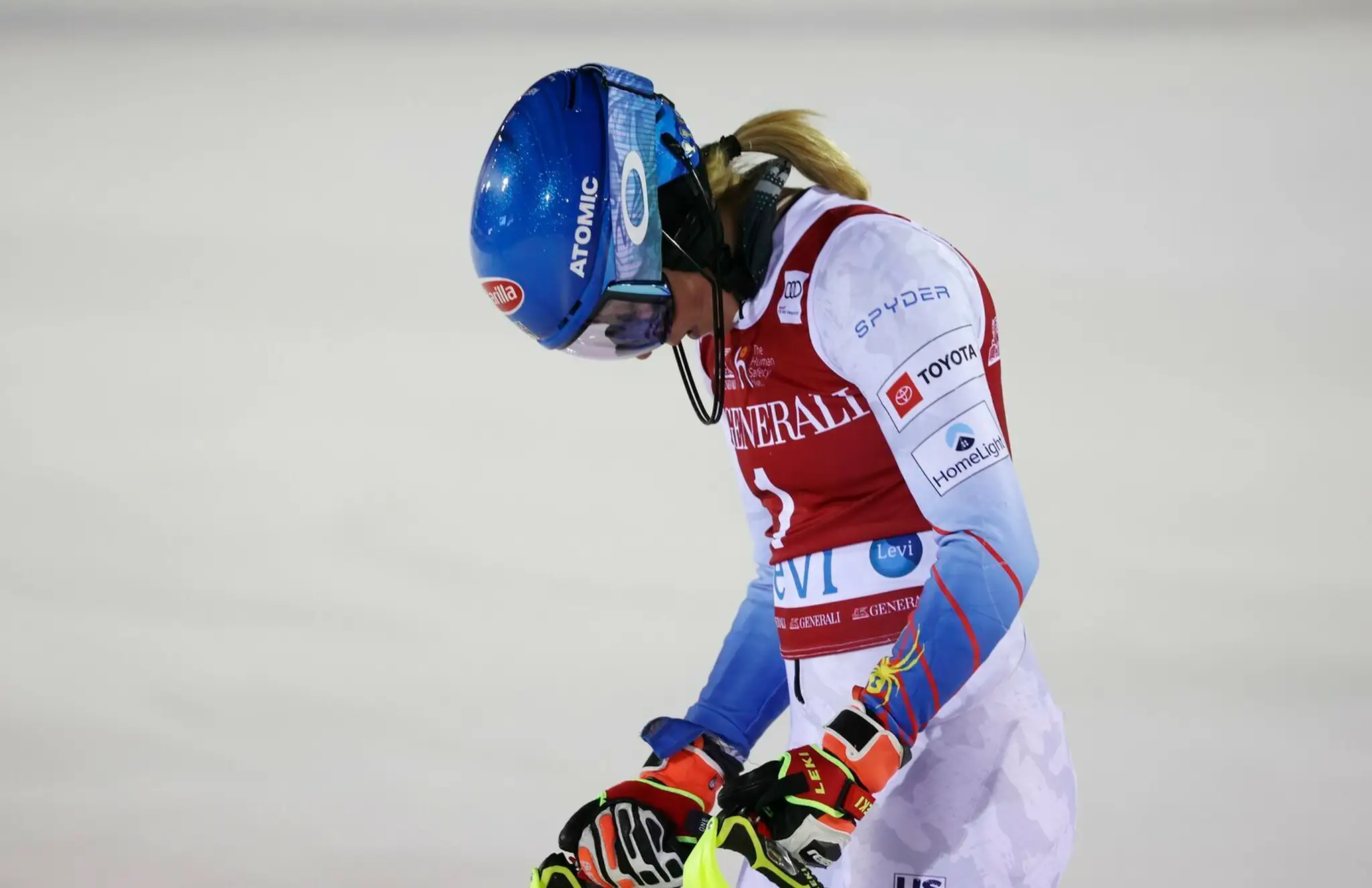 Alpská lyžiarka Mikaela Shiffrinová reaguje v cieli 2. kola slalomu v Levi.