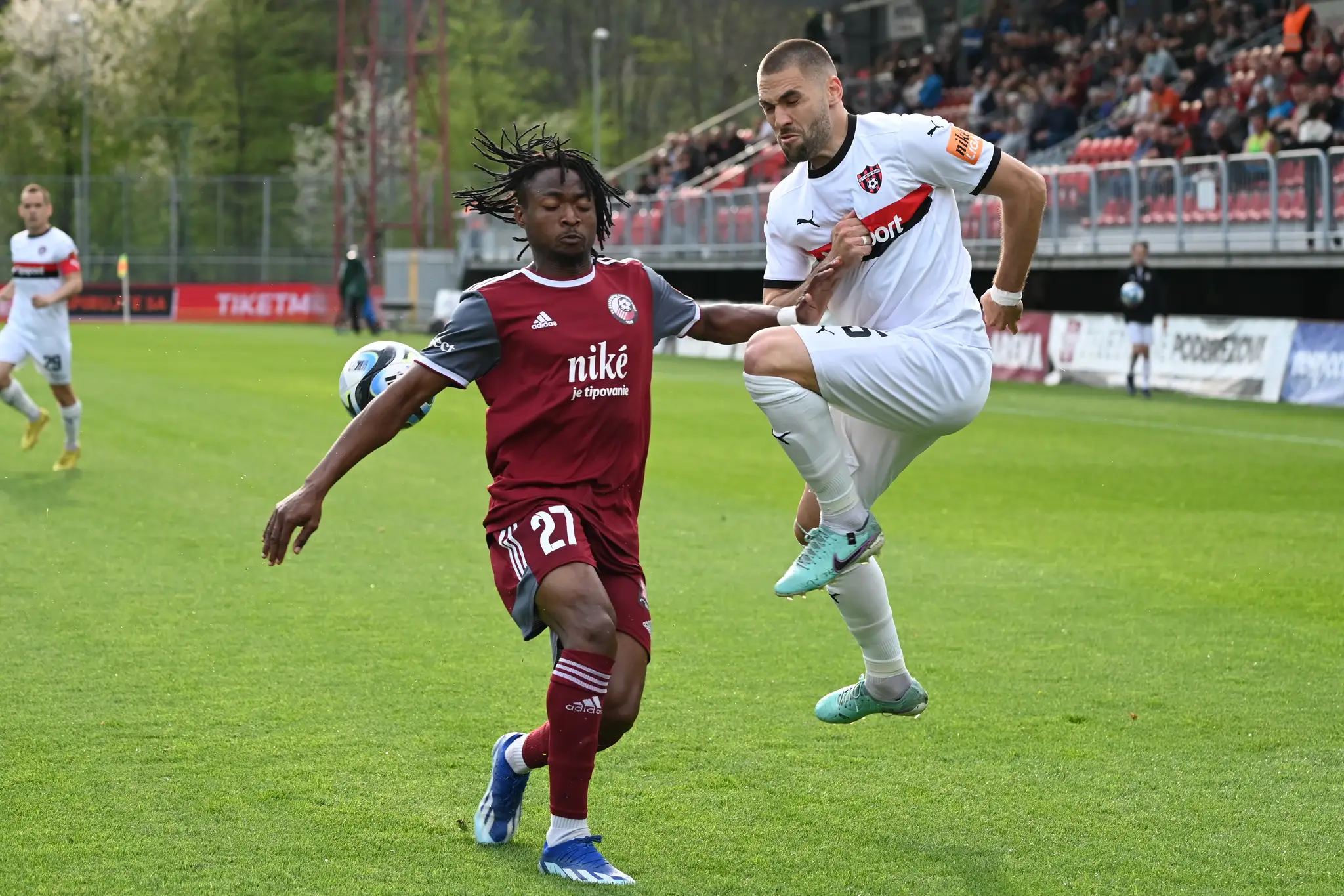 Na snímke vpravo hráč Trnavy Filip Bainovič a hráč Podbrezovej Ridwan Sanusi.