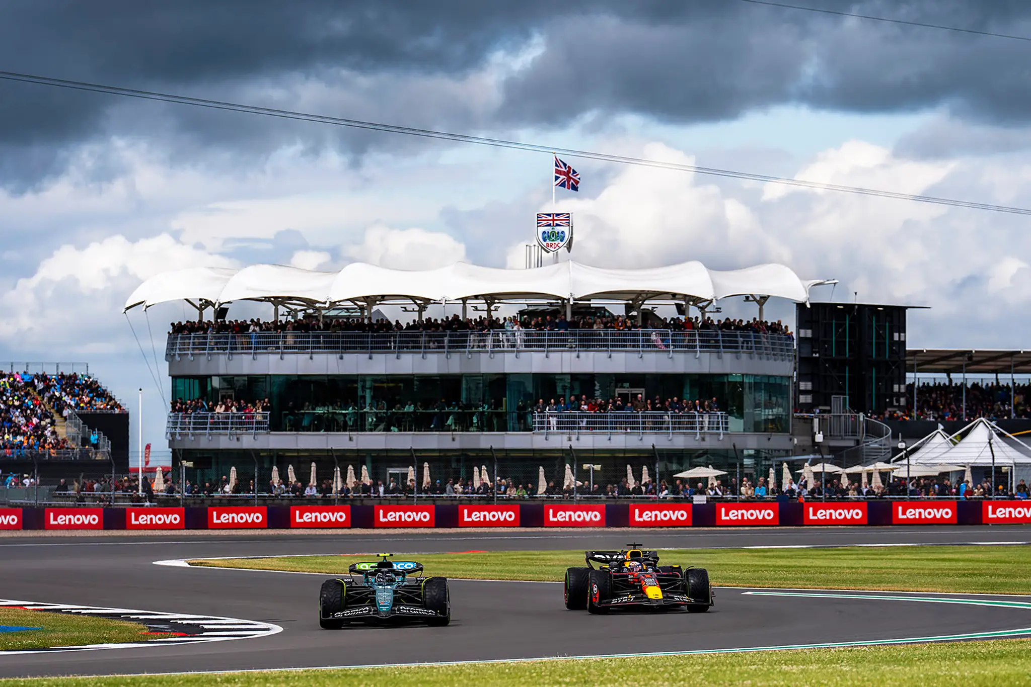 Fernando Alonso a Max Verstappen vo vzájomnom súboji počas kvalifikácie.
