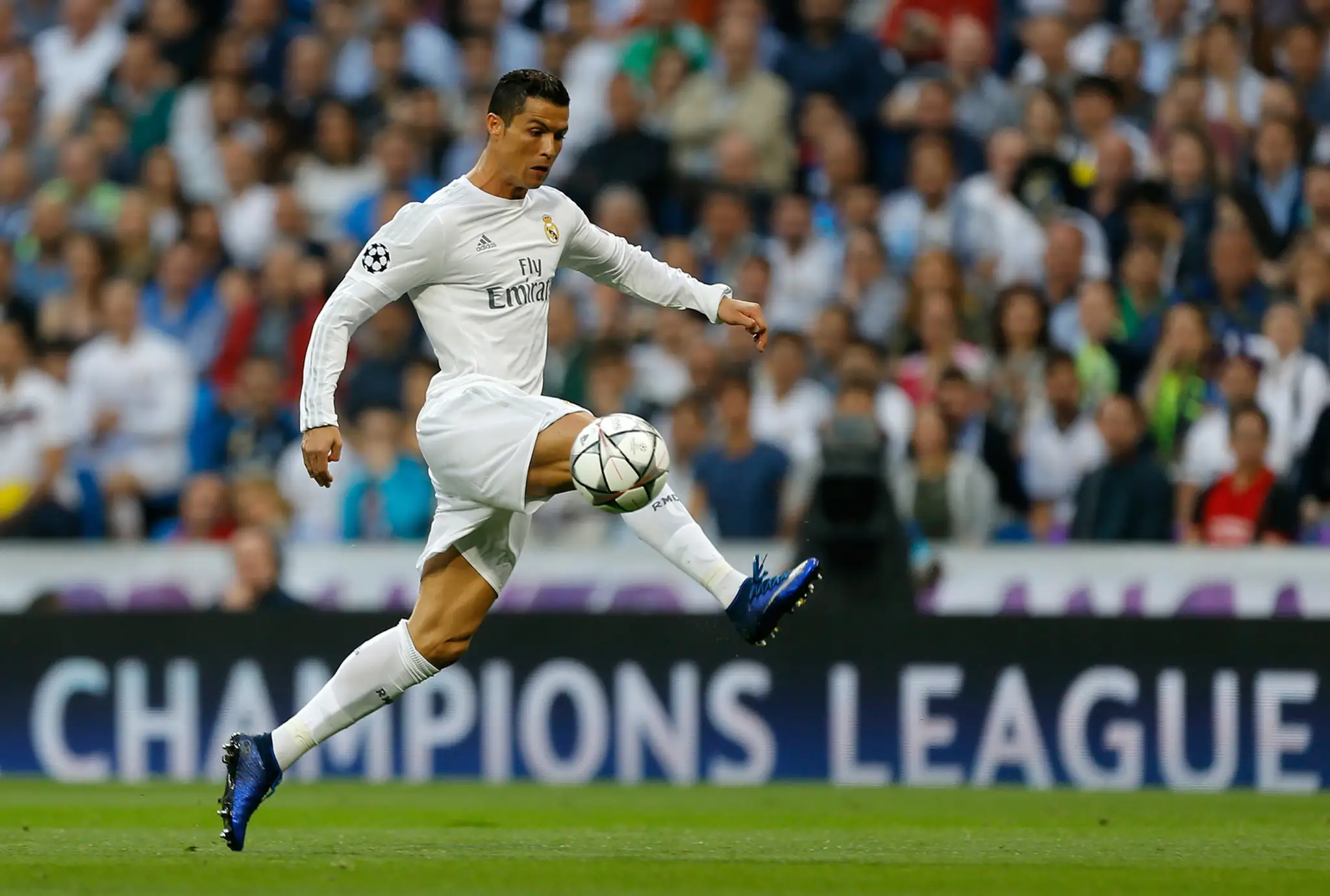 Cristiano Ronaldo s loptou počas odvetného semifinálového duelu LM proti Manchestru City.