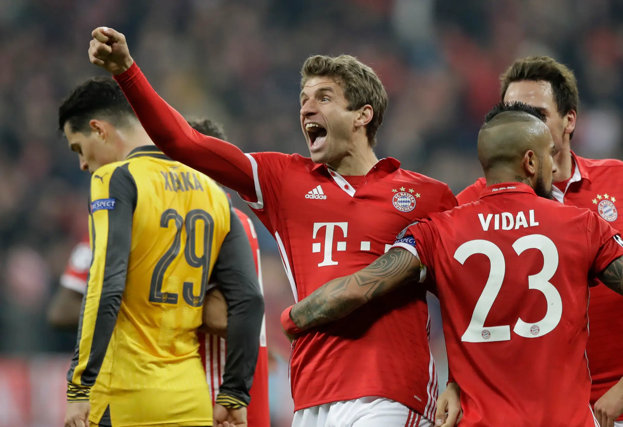 Thomas Müller z Bayernu jasá po góle do siete Arsenalu v osemfinále LM.