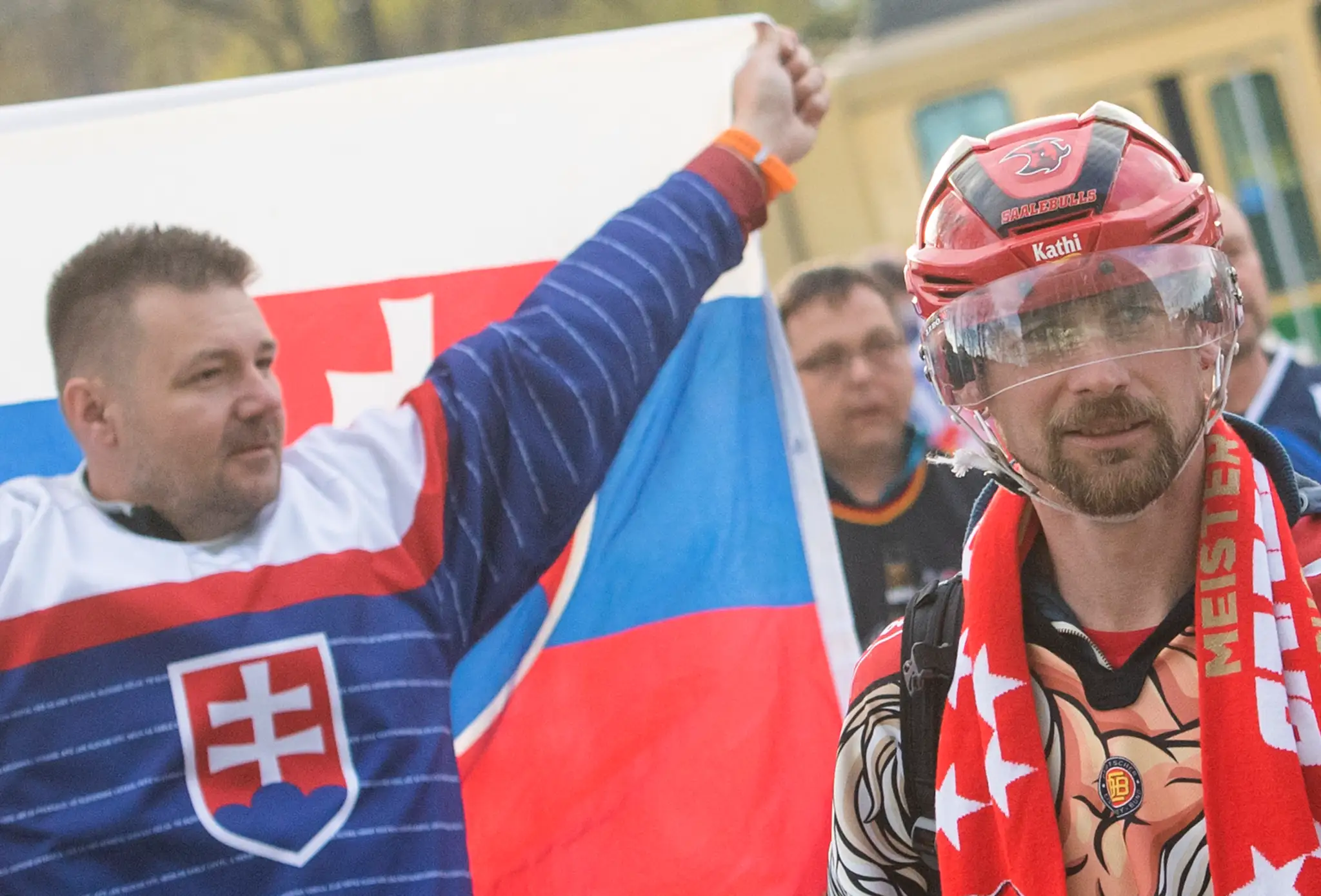 Na snímke slovenskí a nemeckí hokejoví fanúšikovia prichádzajú na zápas.